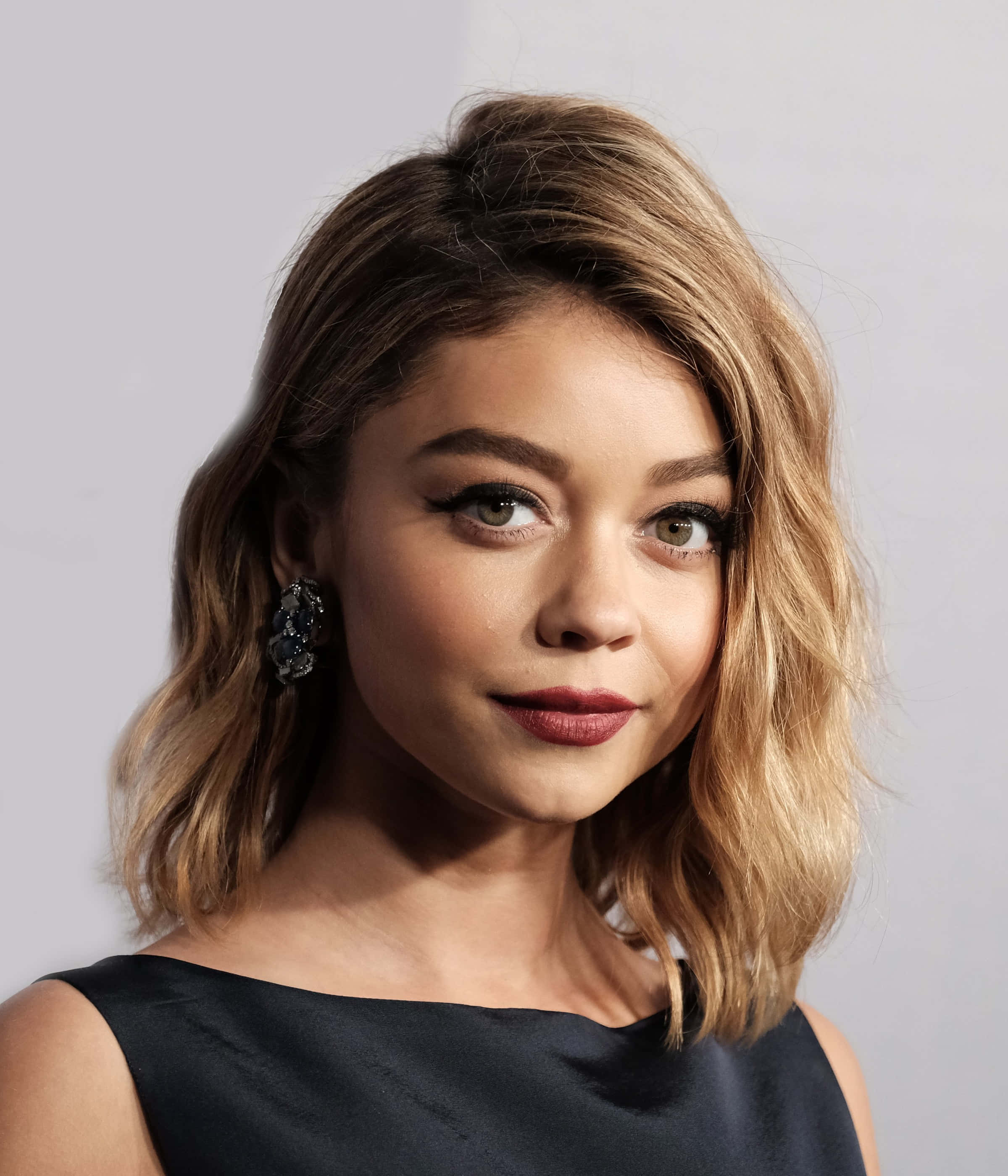 Sarah Hyland, wavy blonde hair, bold red lips, 2K Phone Wallpaper