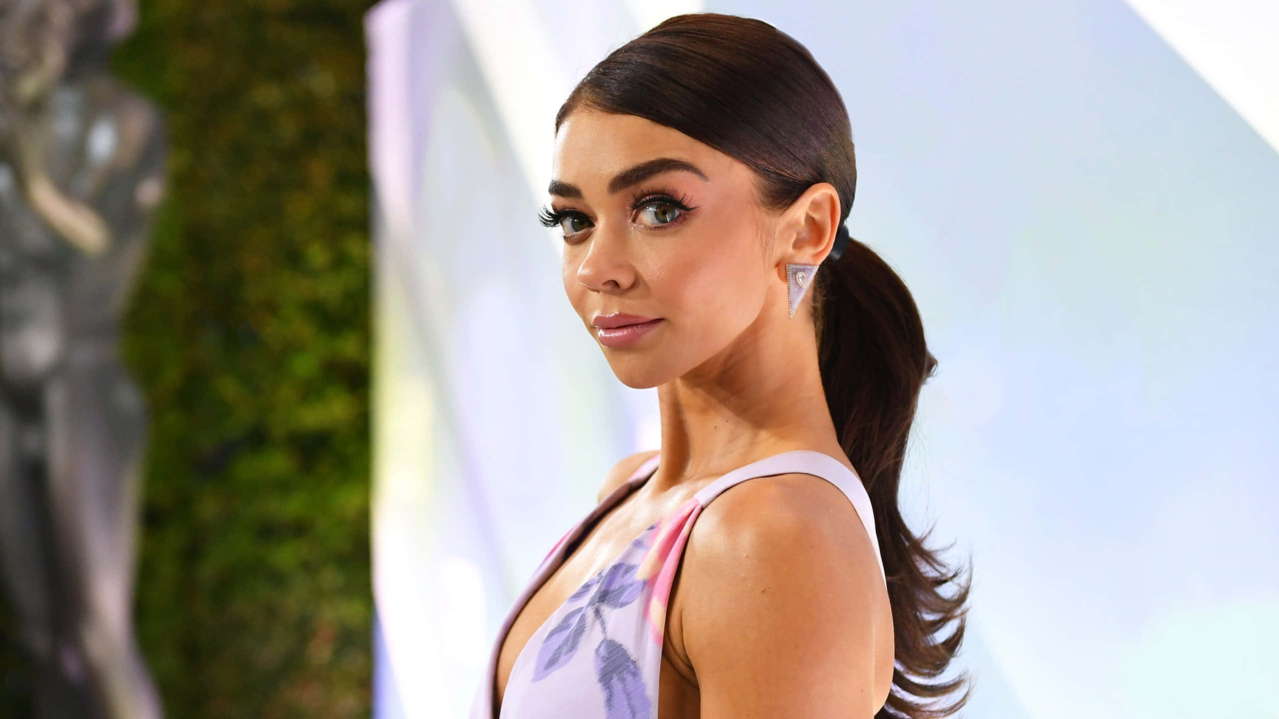 Sarah Hyland, floral dress, diamond earrings, 2K Desktop Wallpaper