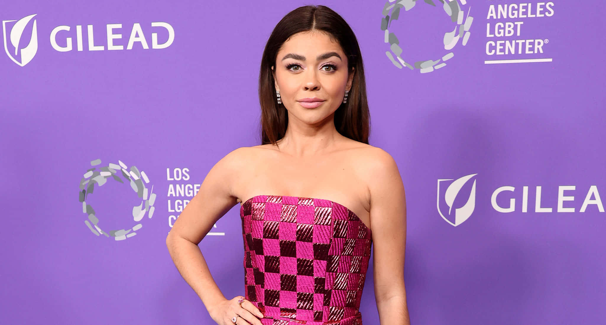 Sarah Hyland, vibrant pink and black checkered strapless dress, purple event backdrop, Full HD Desktop Wallpaper