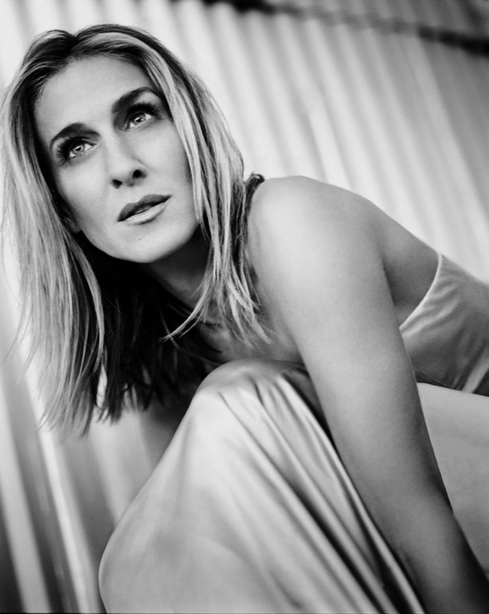 Sarah Jessica Parker, blonde hair, striped curtain, SD Phone Wallpaper