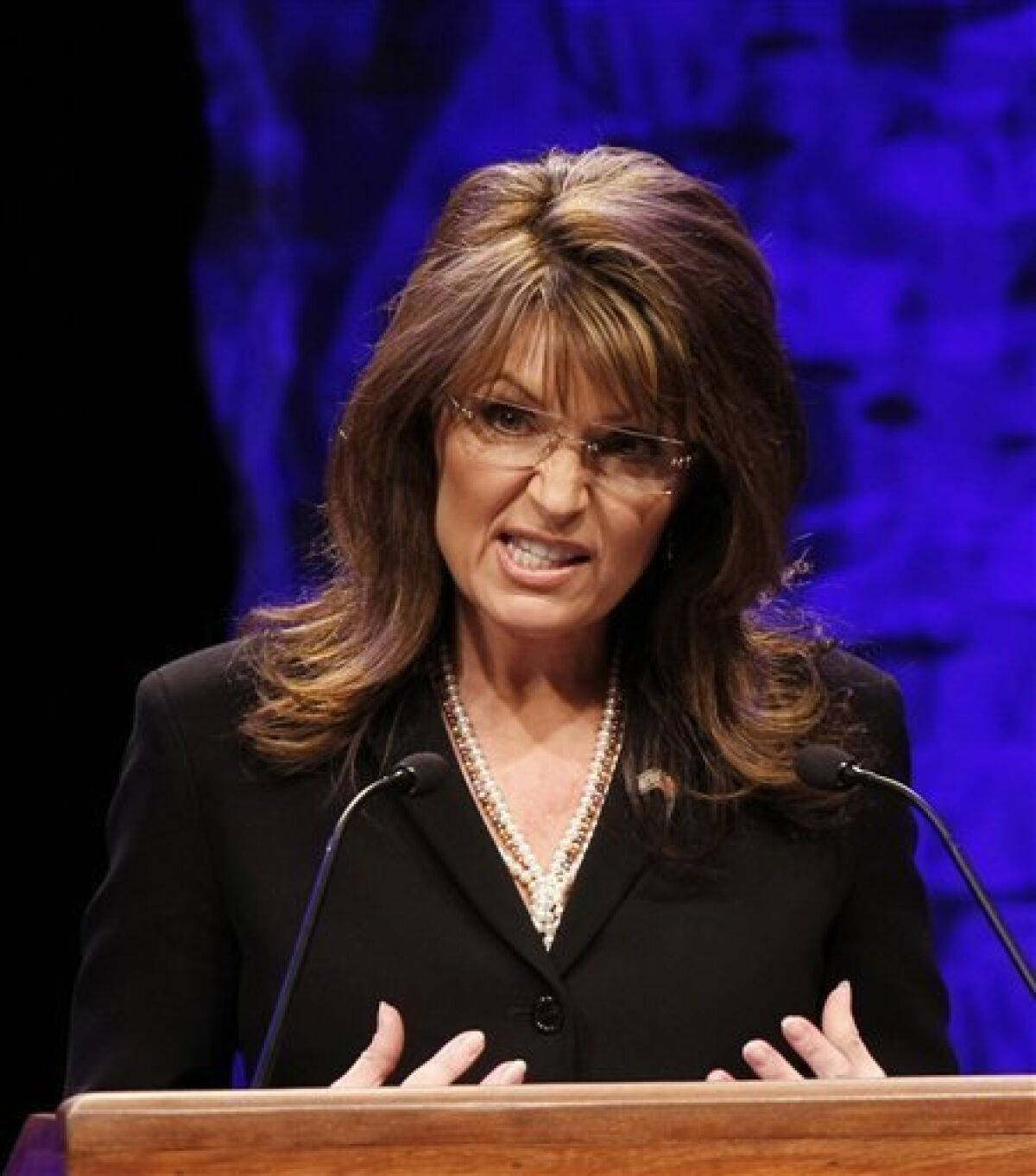 Sarah Palin, wooden podium, blue stage lighting, HD Phone Wallpaper