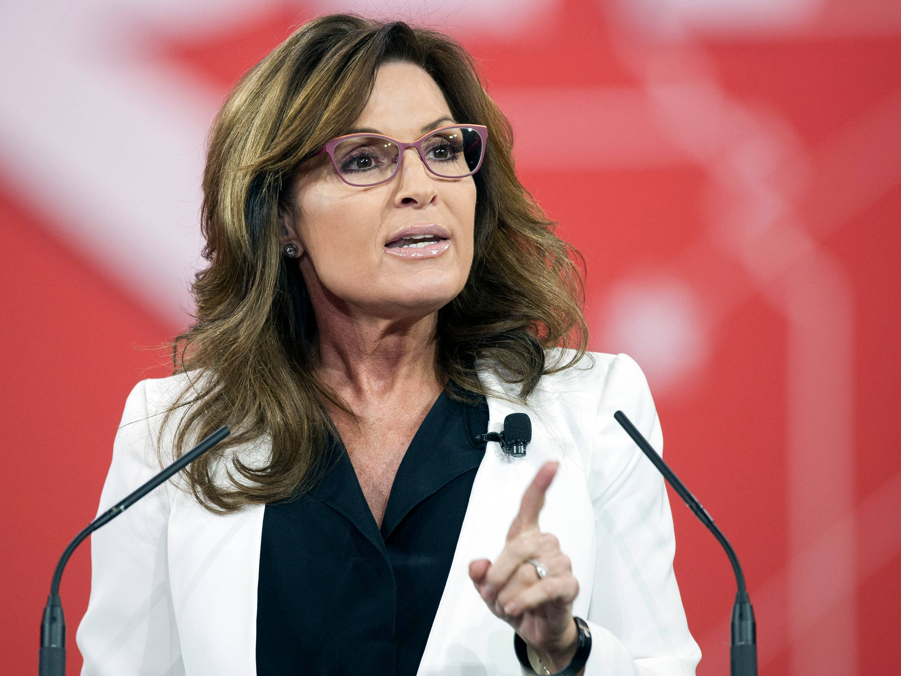 Sarah Palin, glasses, brown hair, 2K Desktop Wallpaper
