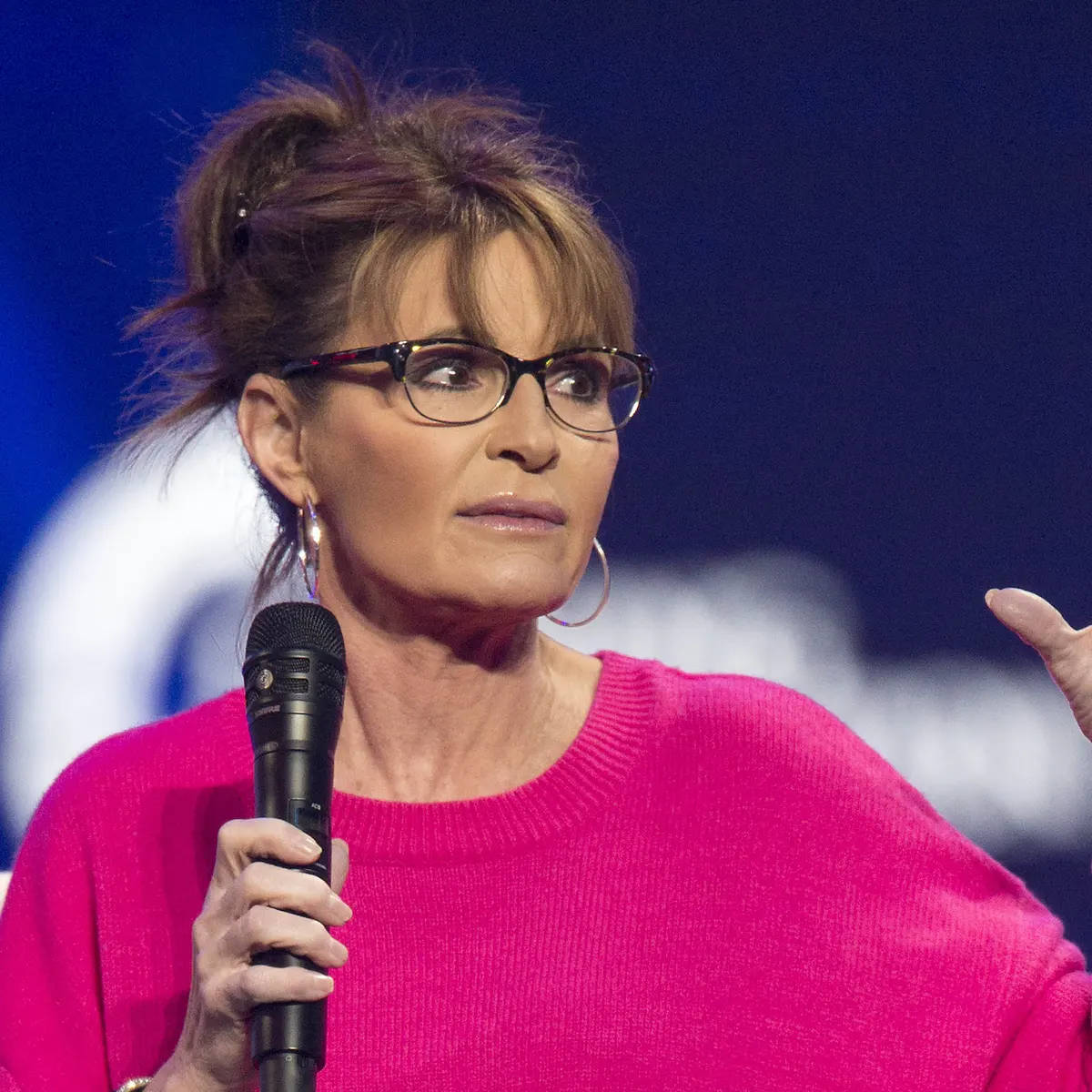 Sarah Palin, pink sweater, microphone, SD Desktop Wallpaper