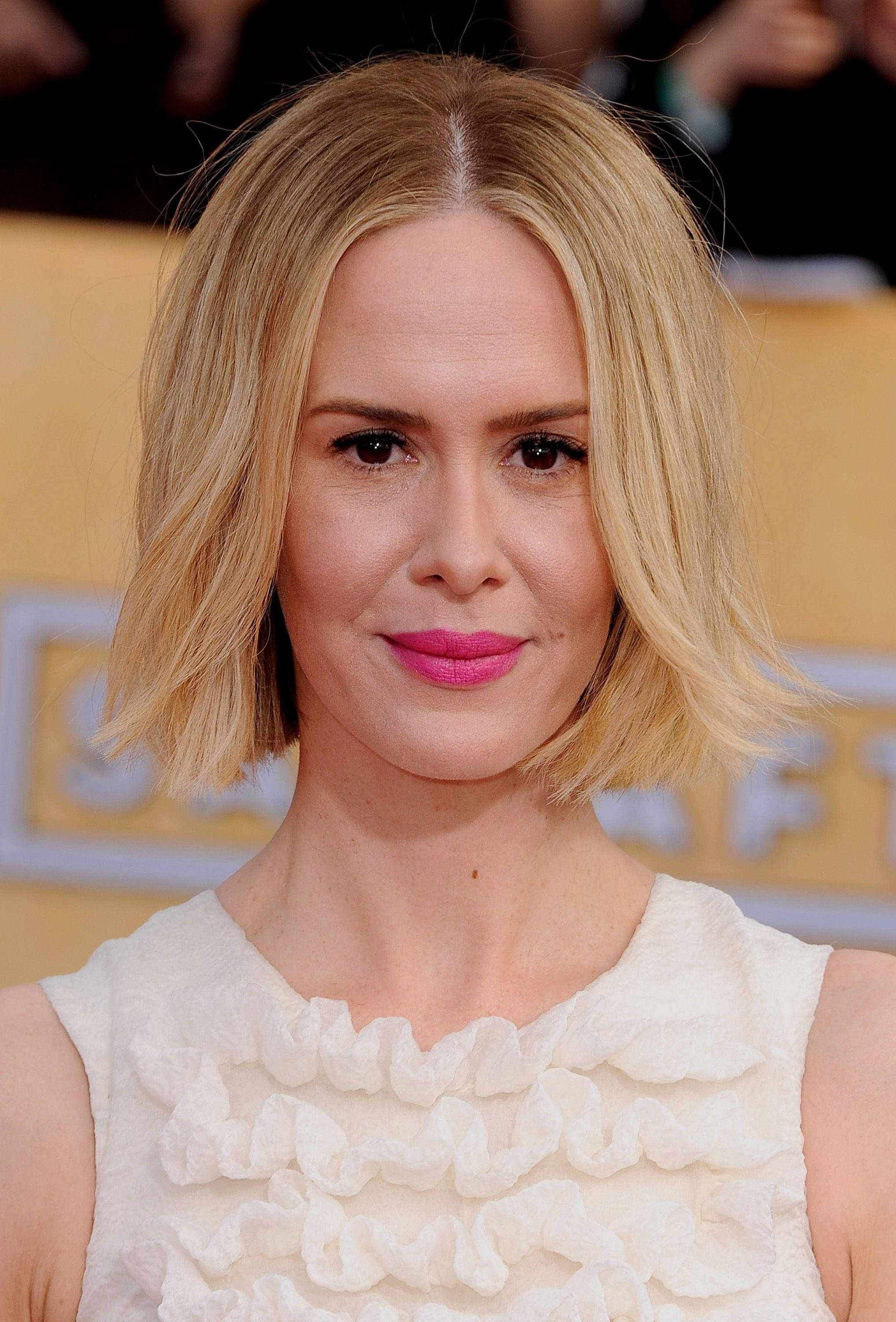 Sarah Paulson, white ruffled top, blonde bob hair, 2K Phone Wallpaper