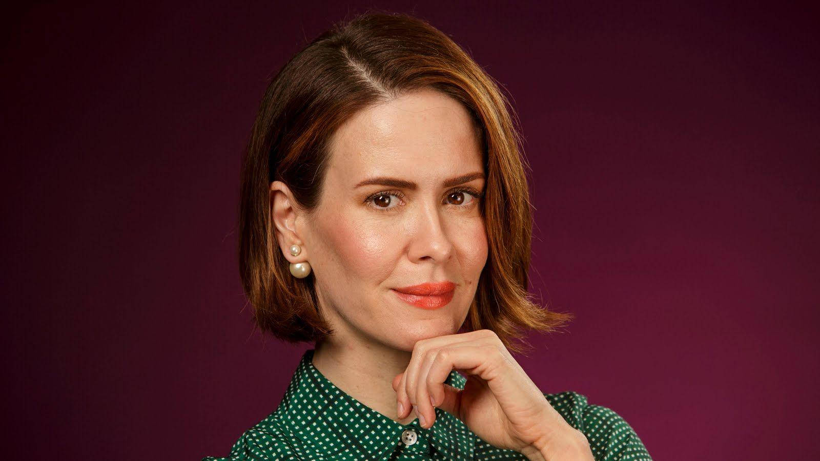 Sarah Paulson, maroon background, short brown hair, HD Desktop Wallpaper