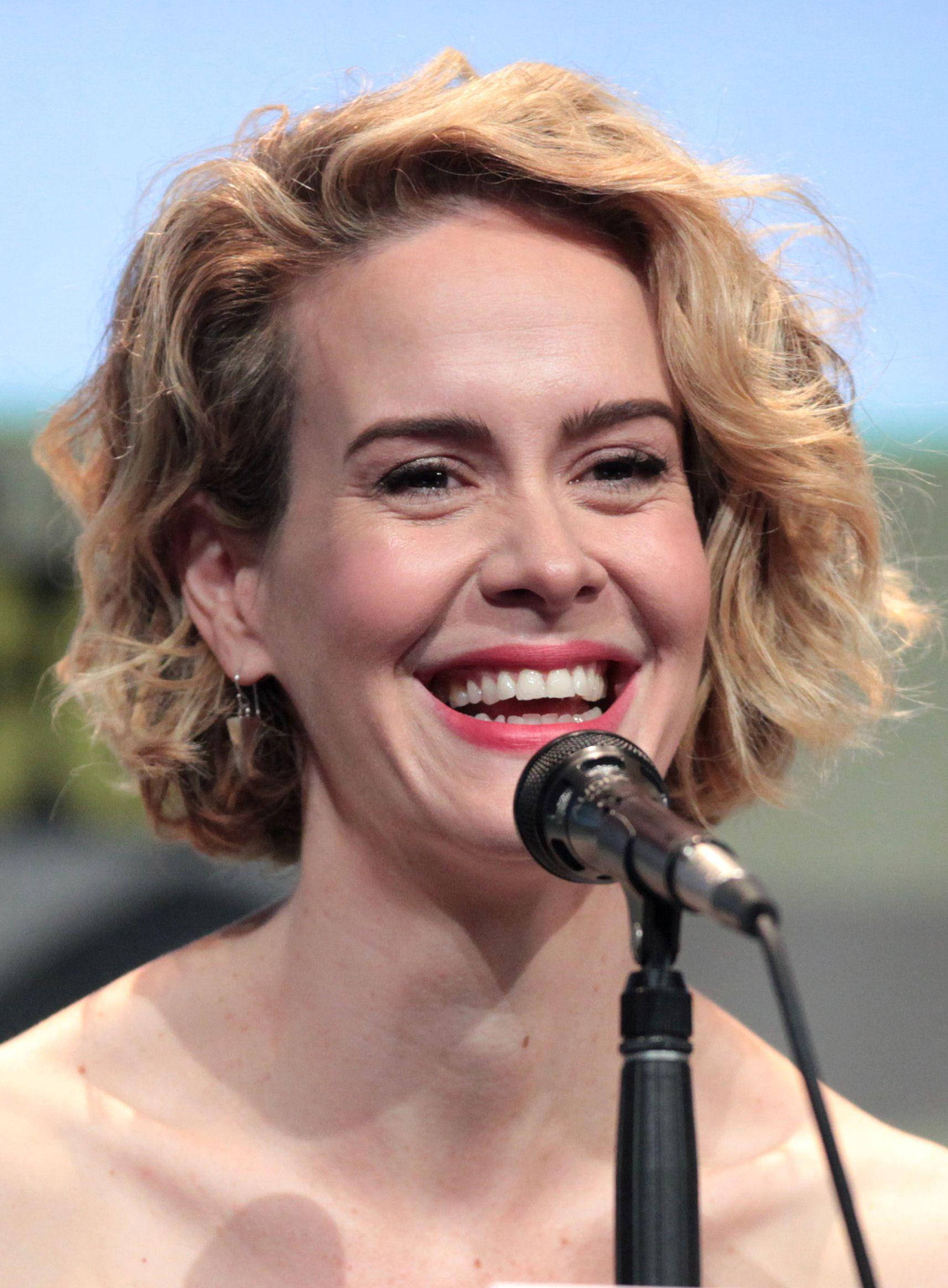 Sarah Paulson, microphone, curly blonde hair, Full HD Phone Wallpaper