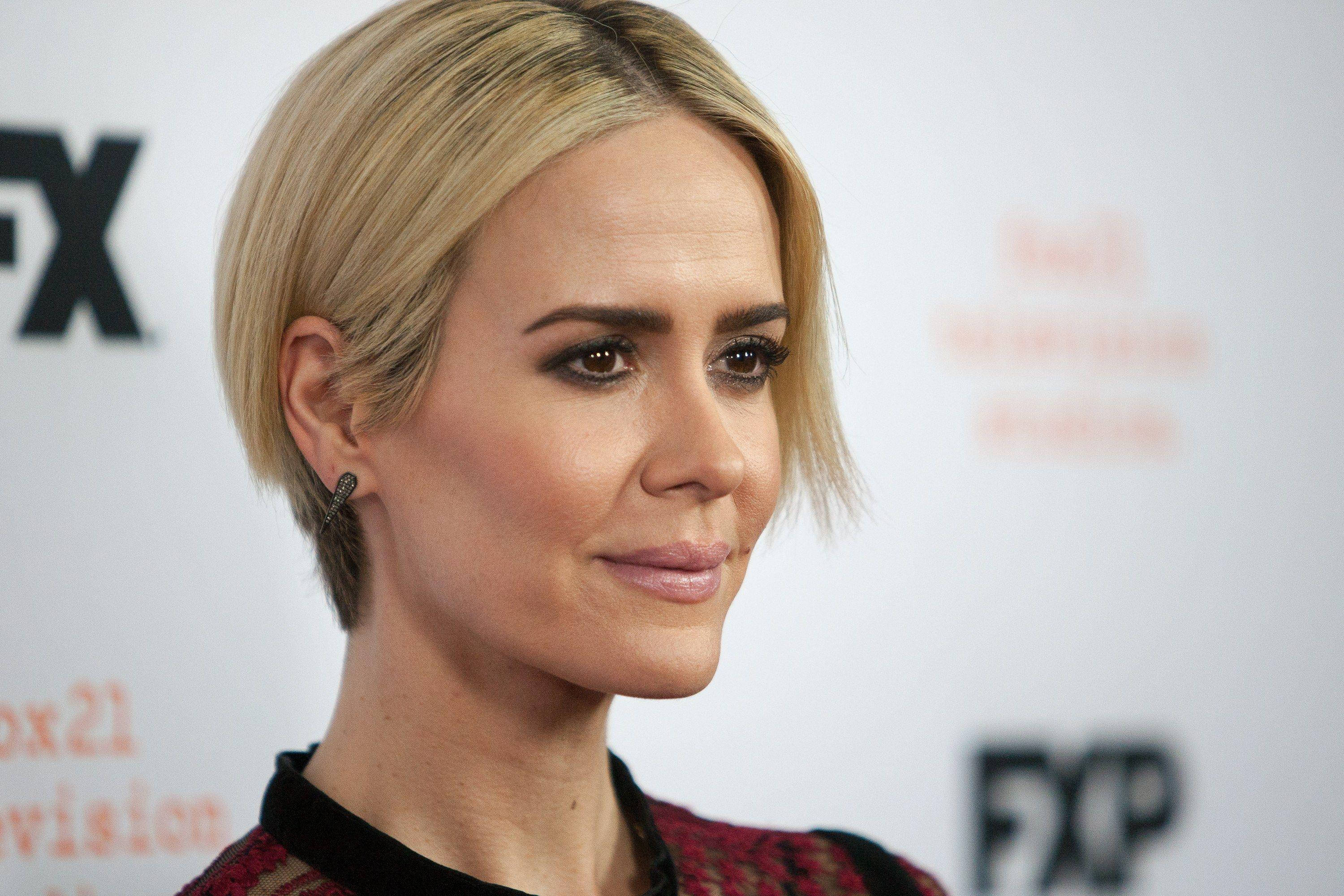 Sarah Paulson, short blonde hair, dark eye makeup, 2K Desktop Wallpaper