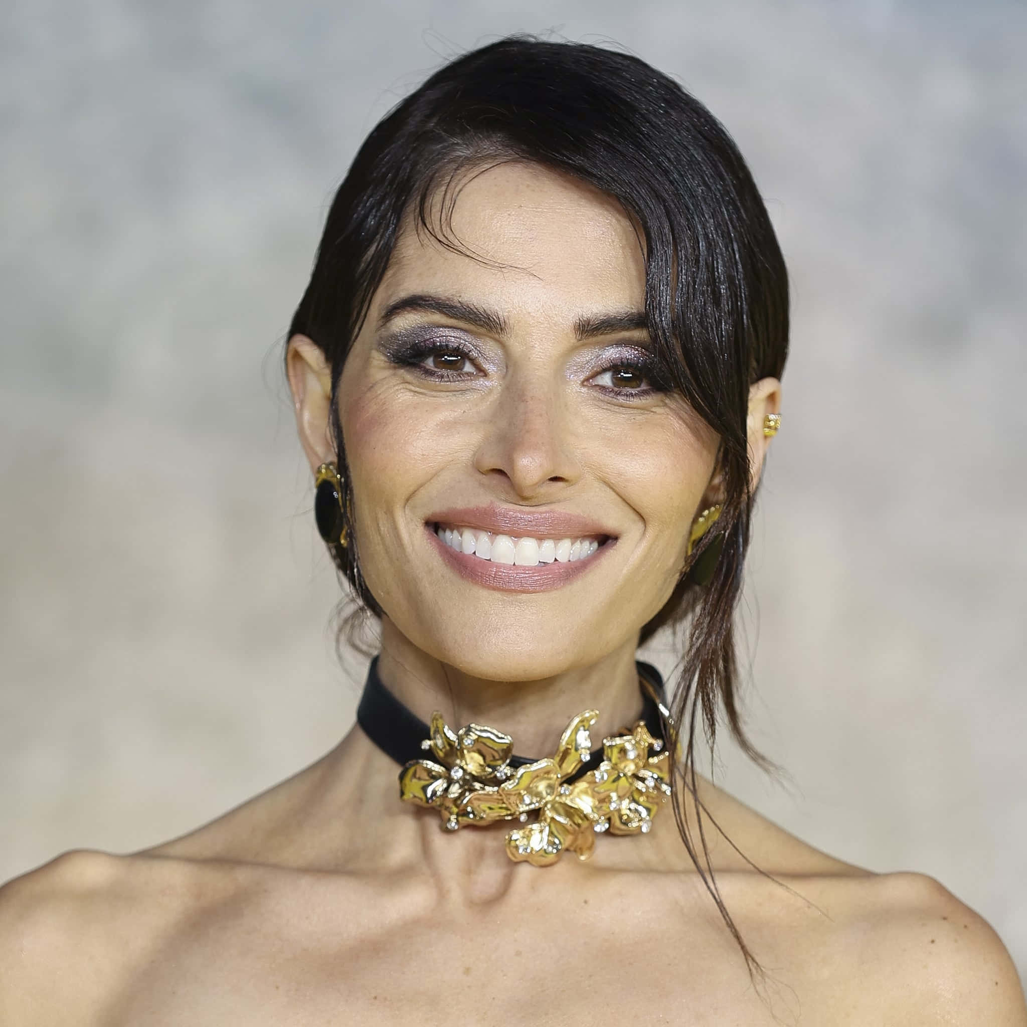 Sarah Shahi, gold floral choker, matching earrings, Full HD Desktop Wallpaper
