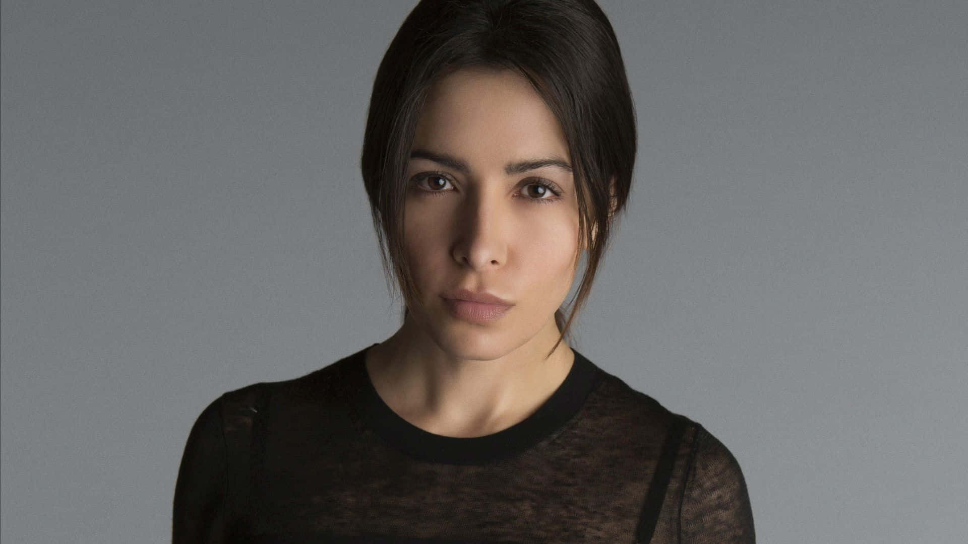 Sarah Shahi, dark hair, intense gaze, Full HD Desktop Wallpaper