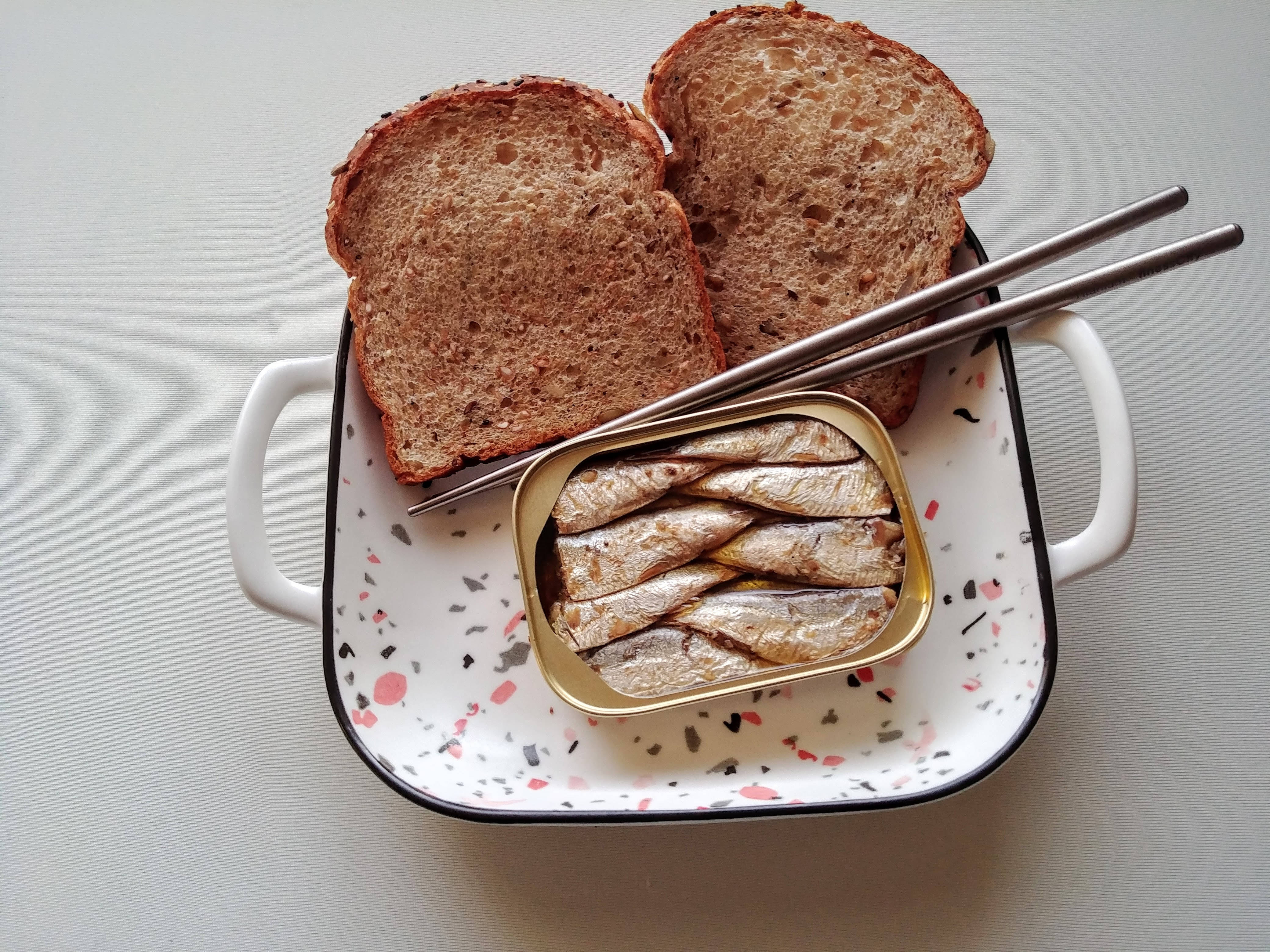 whole grain bread, can of sardines, speckled ceramic dish, 4K Desktop Wallpaper