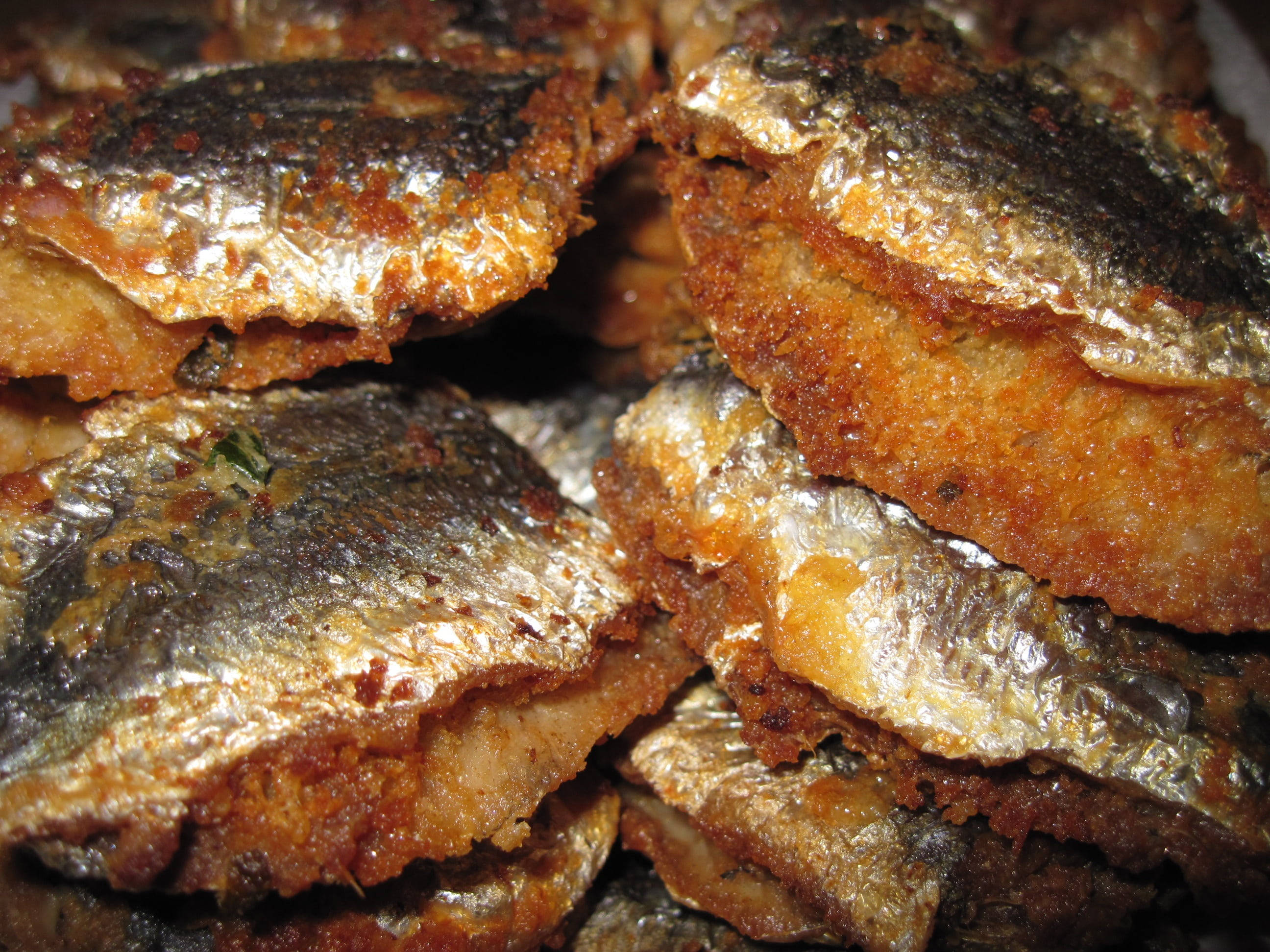 sardines, golden-brown crust, glistening scales, 2K Desktop Wallpaper