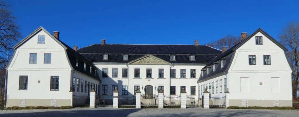 Sarpsborg, white manor house, dark roof, SD Desktop Wallpaper
