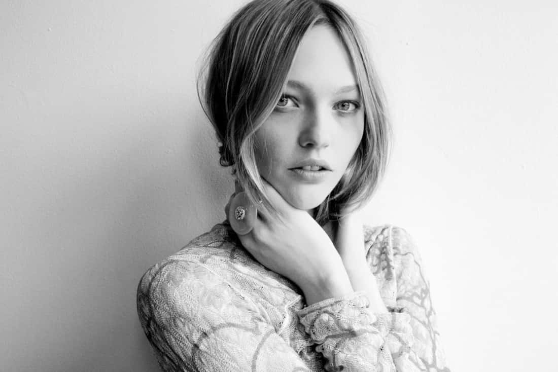 Sasha Pivovarova, black and white portrait, short hair, SD Desktop Wallpaper
