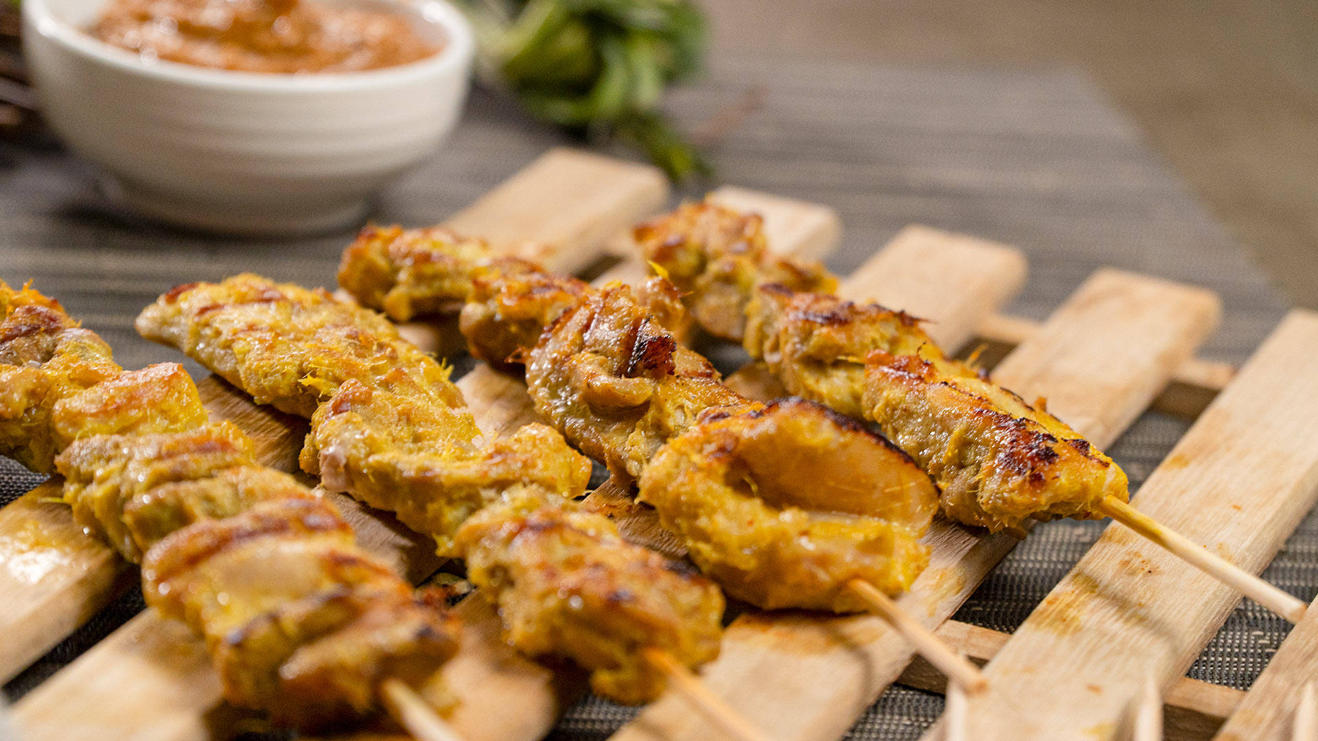 grilled chicken satay, peanut butter dipping sauce, golden-brown, Full HD Desktop Wallpaper