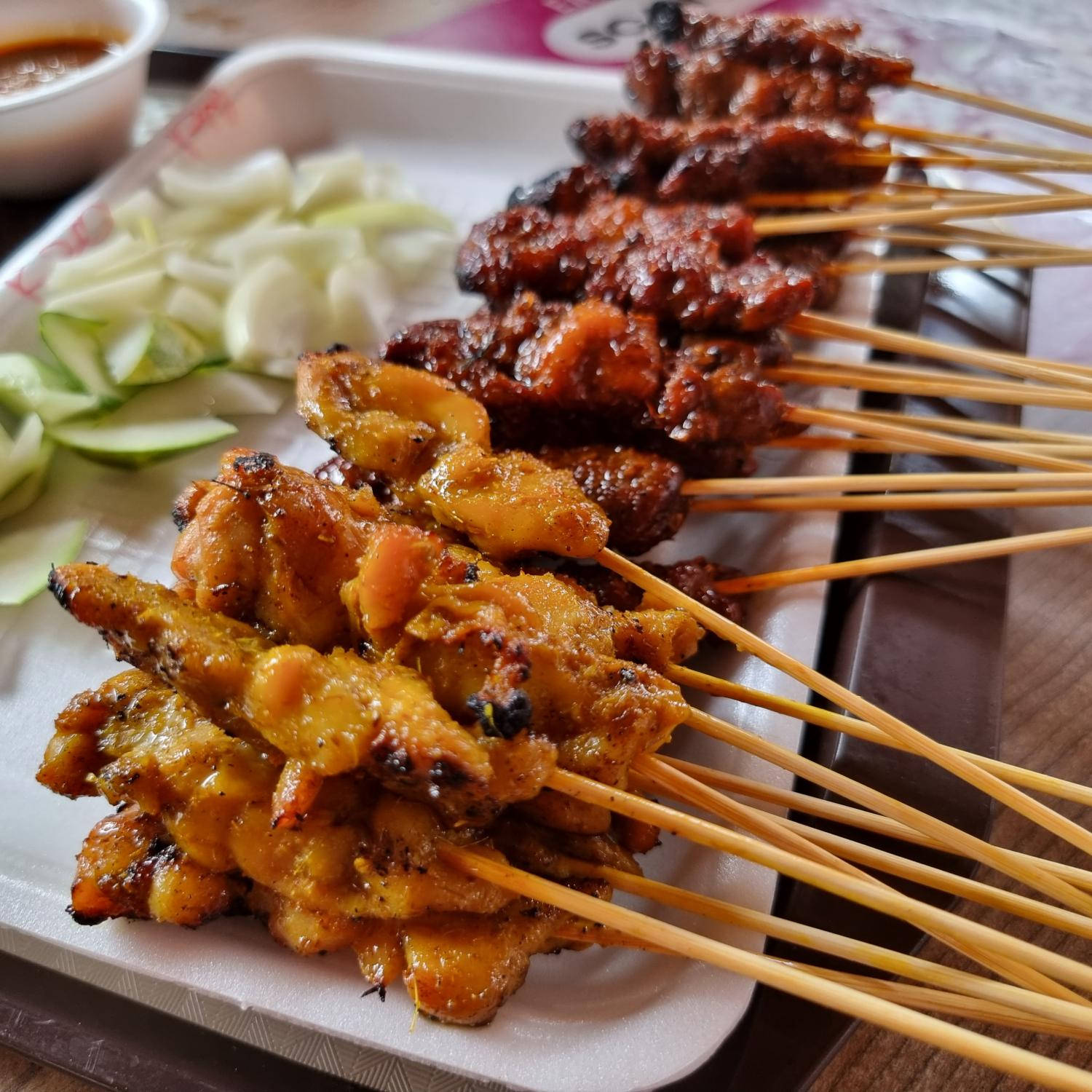 Pork And Chicken Satay Dish, grilled chicken satay skewers, sliced cucumber, HD Desktop Wallpaper