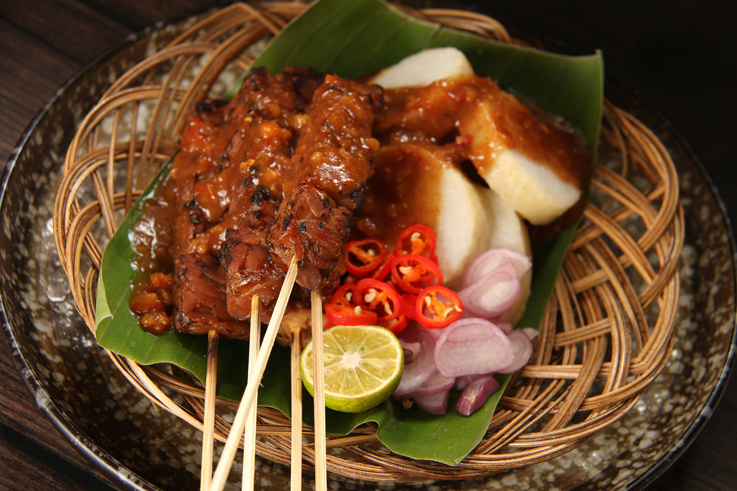 chicken satay, rattan platter, peanut sauce, HD Desktop Wallpaper