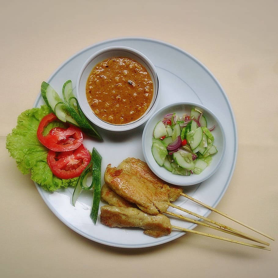 chicken satay, peanut dipping sauce, cucumber onion salad, SD Desktop Wallpaper
