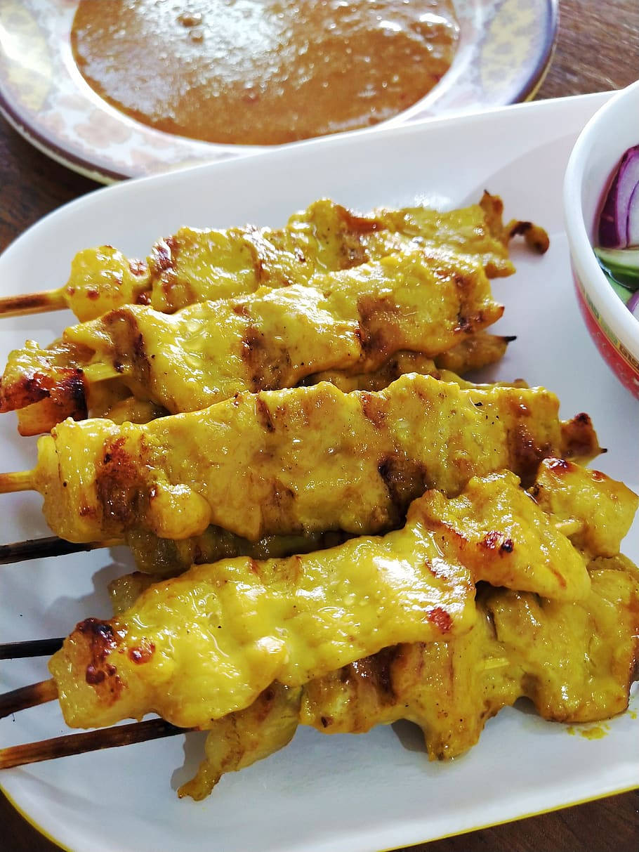 Chicken Satay, Golden grilled chicken satay skewers, curry sauce, SD Phone Wallpaper