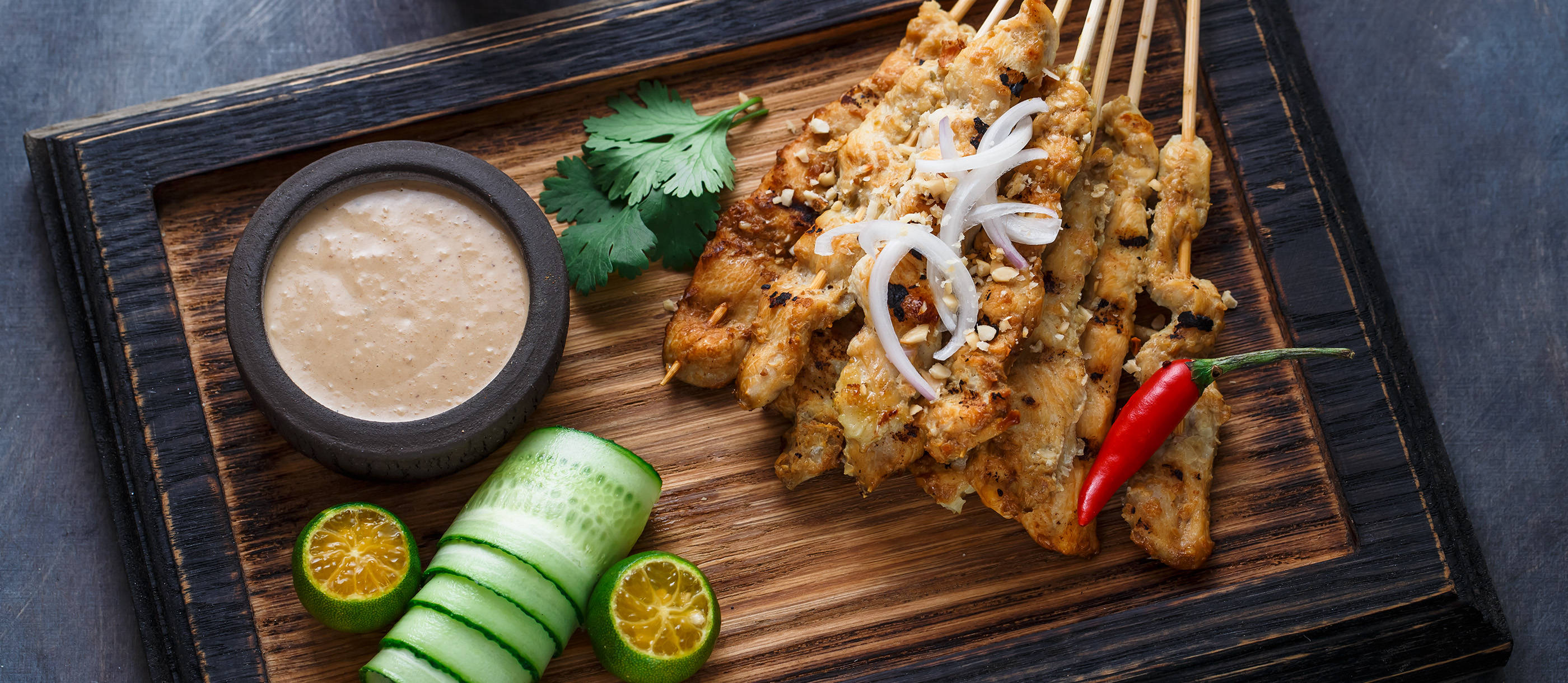 chicken satay, black and brown wooden tray, grilled chicken satay skewers, 2K Desktop Wallpaper