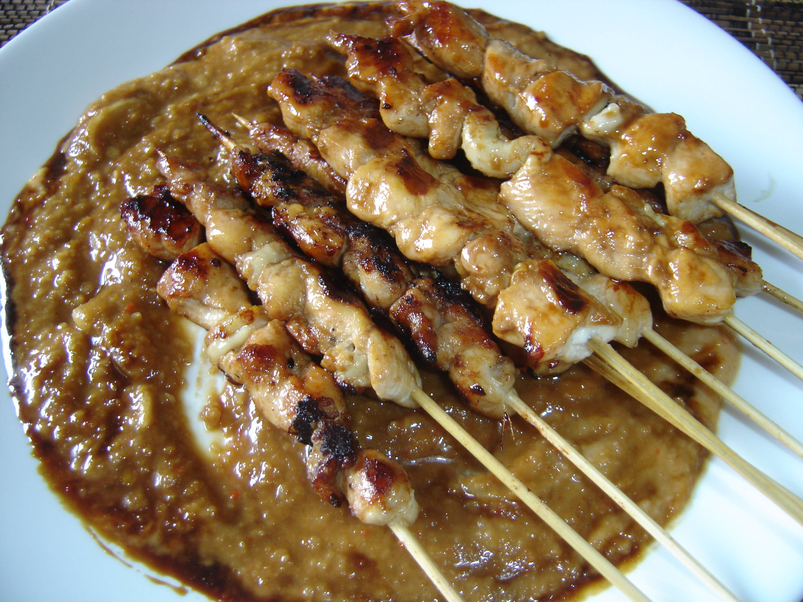 chicken satay, peanut sauce, white plate, 2K Desktop Wallpaper
