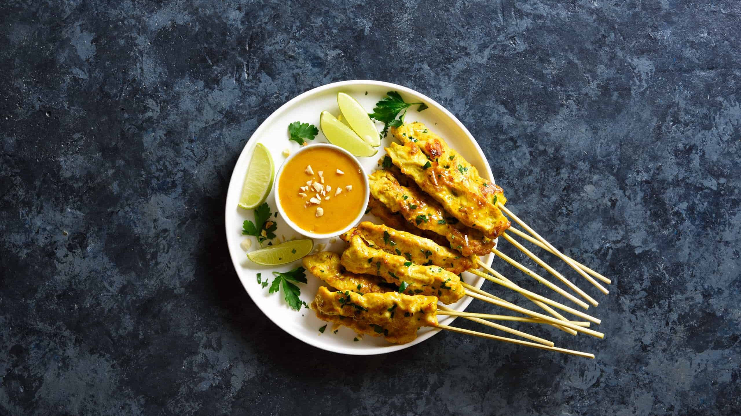 chicken satay, peanut sauce, cucumber salad, 2K Desktop Wallpaper
