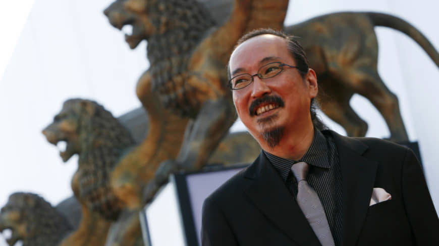 Satoshi Kon, bronze lion statues, bright daylight, SD Desktop Wallpaper
