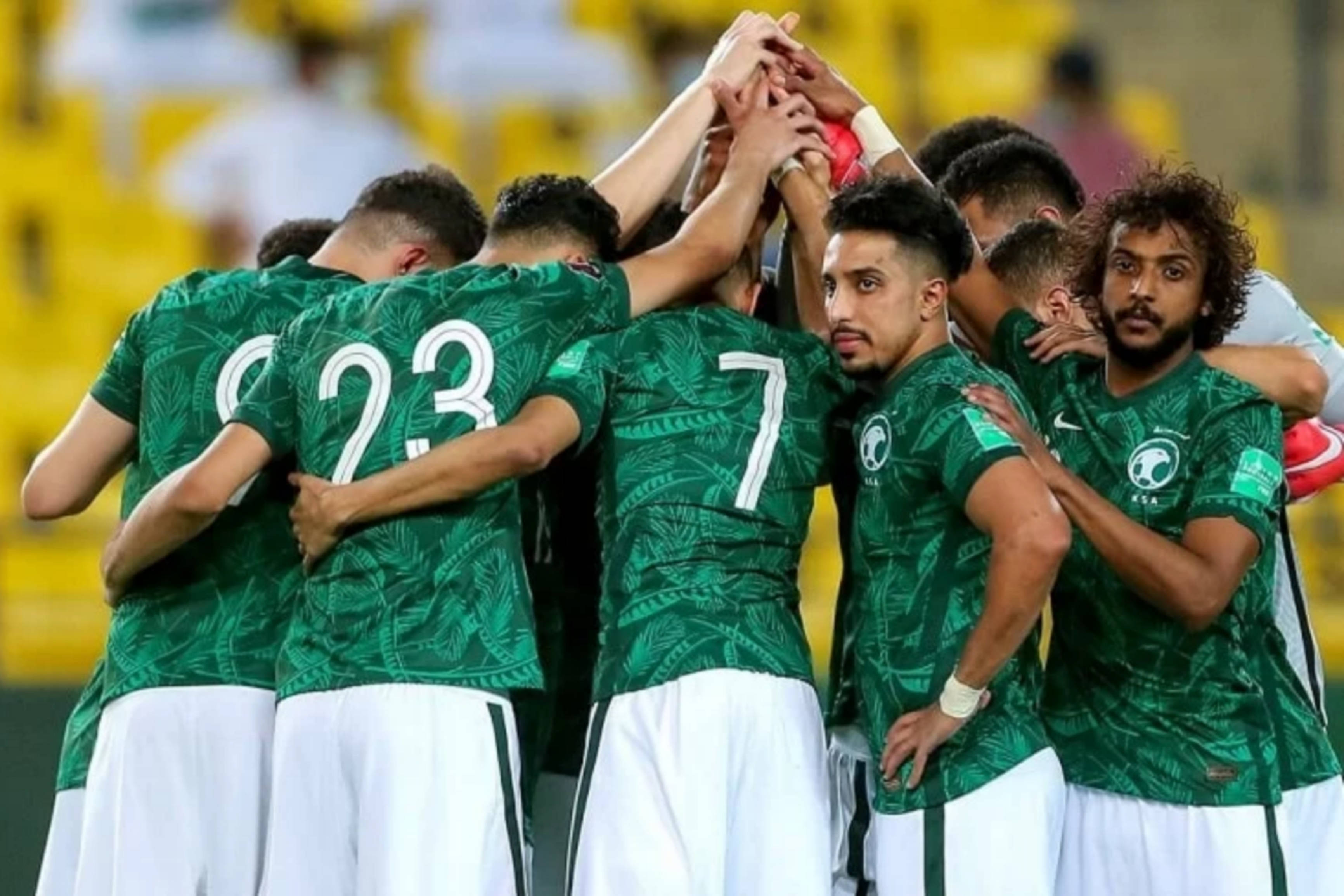 Saudi Arabia National Football Team, green jerseys, huddle, 2K Desktop Wallpaper