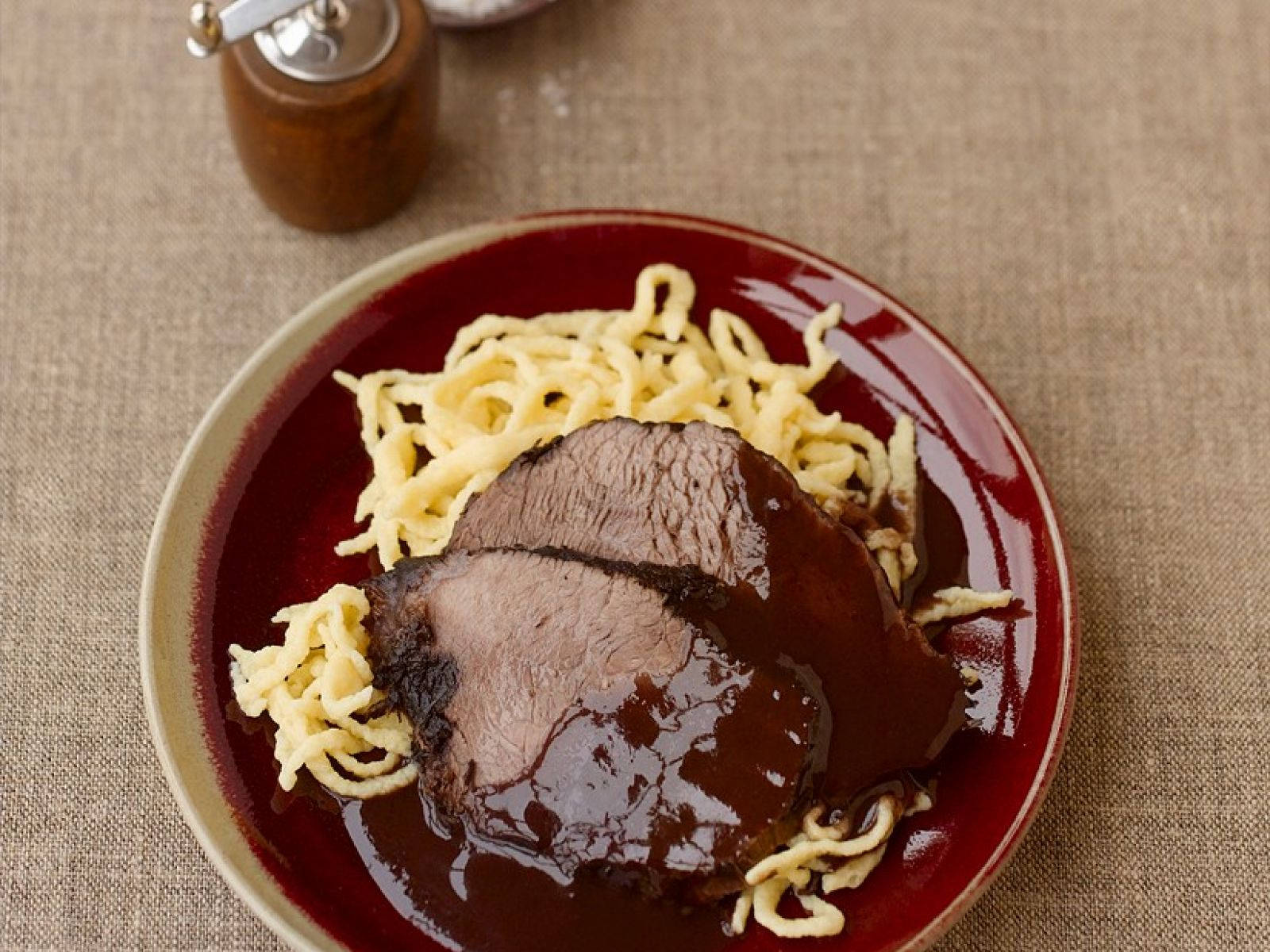 Sauerbraten, spaetzle, dark sauce, HD Desktop Wallpaper