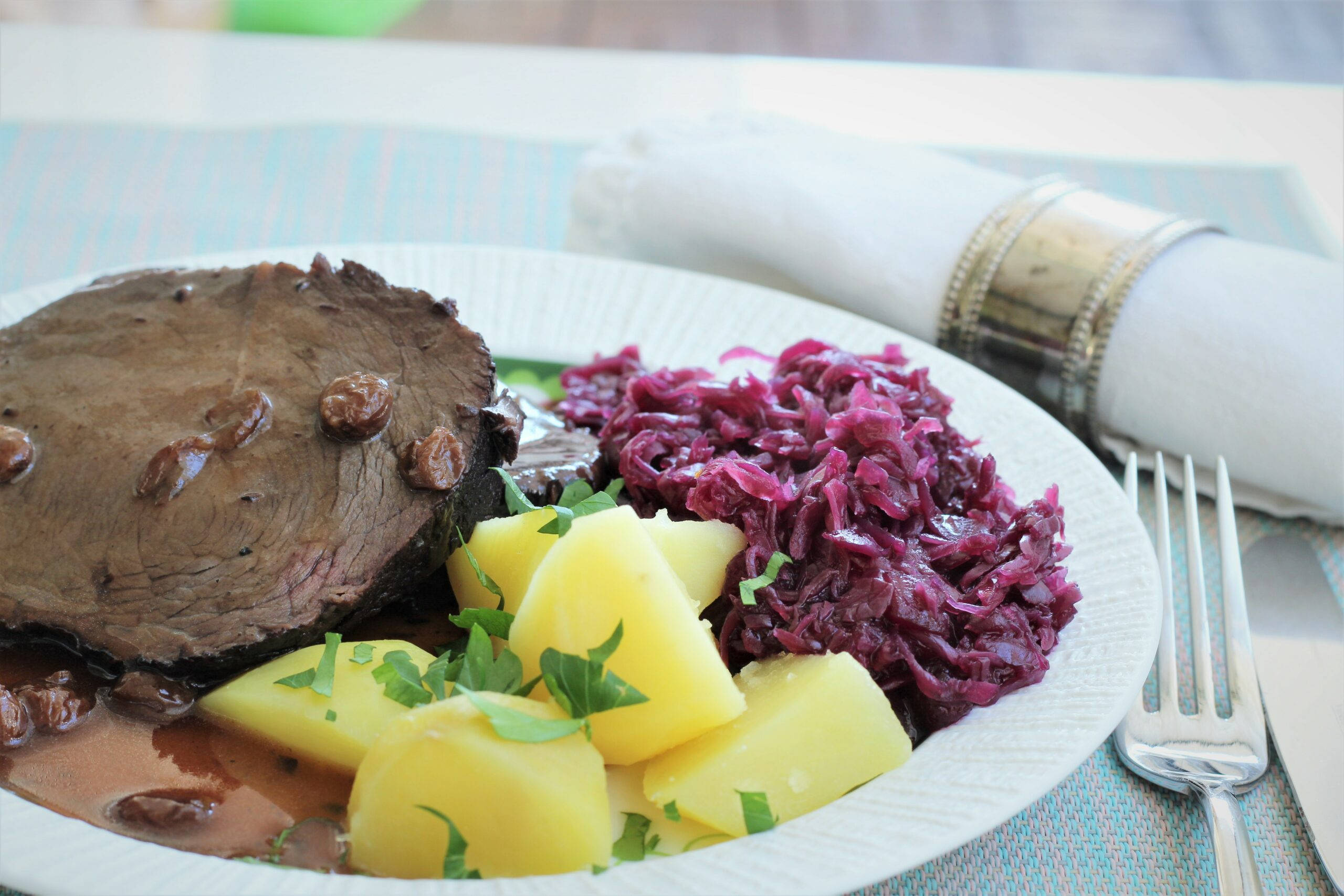 Sauerbraten, traditional German dish, cabbage, 2K Desktop Wallpaper