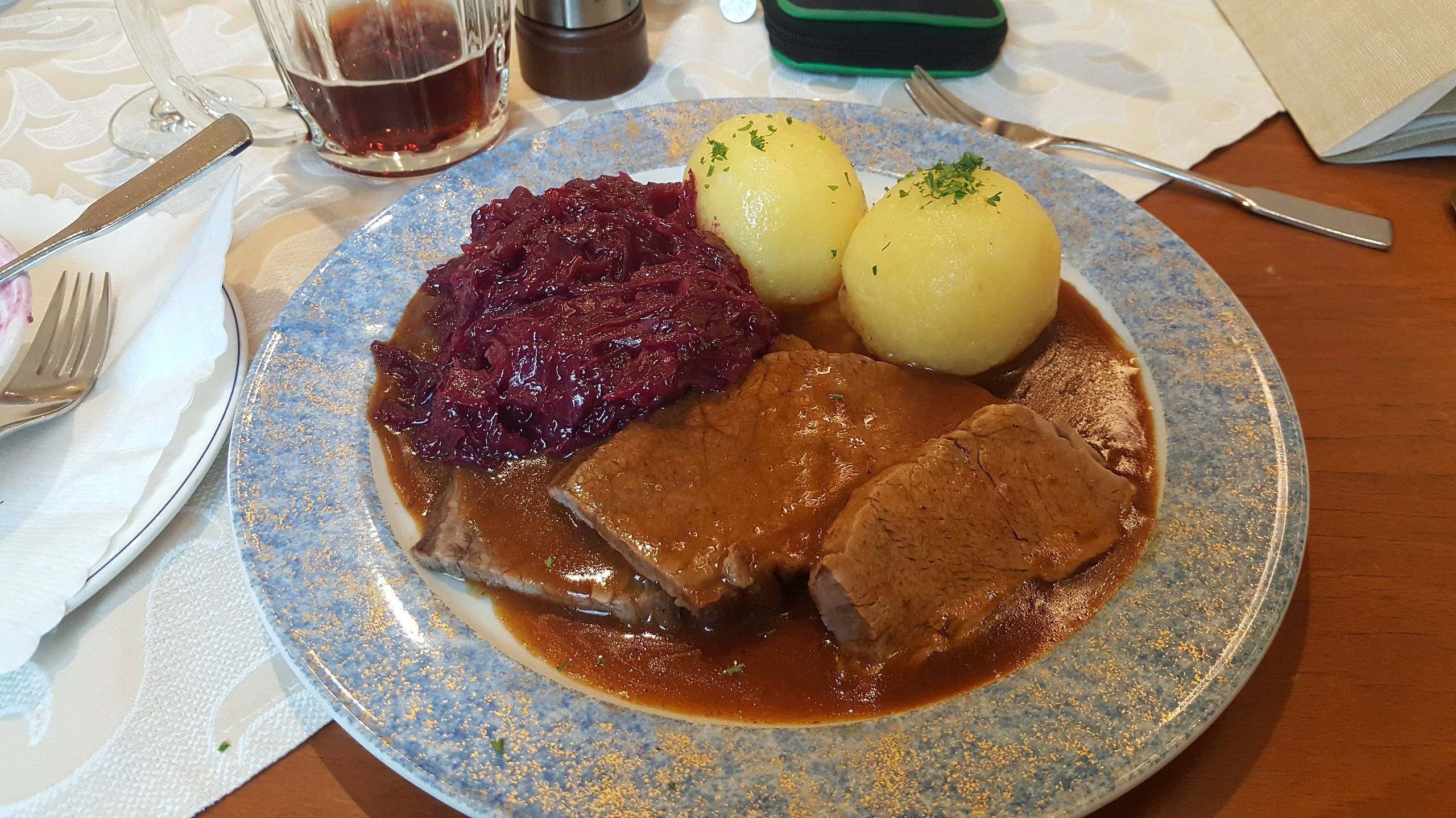 Sauerbraten, creamy sauce, red cabbage, 2K Desktop Wallpaper