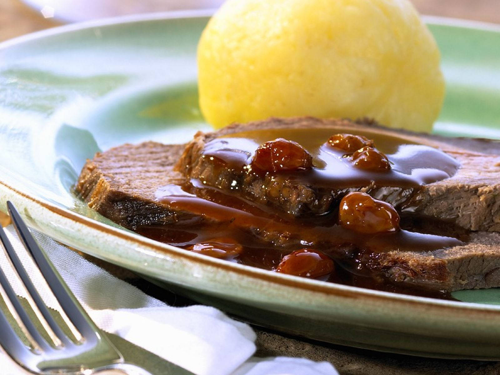 Sauerbraten, potato dumplings, cranberries, HD Desktop Wallpaper