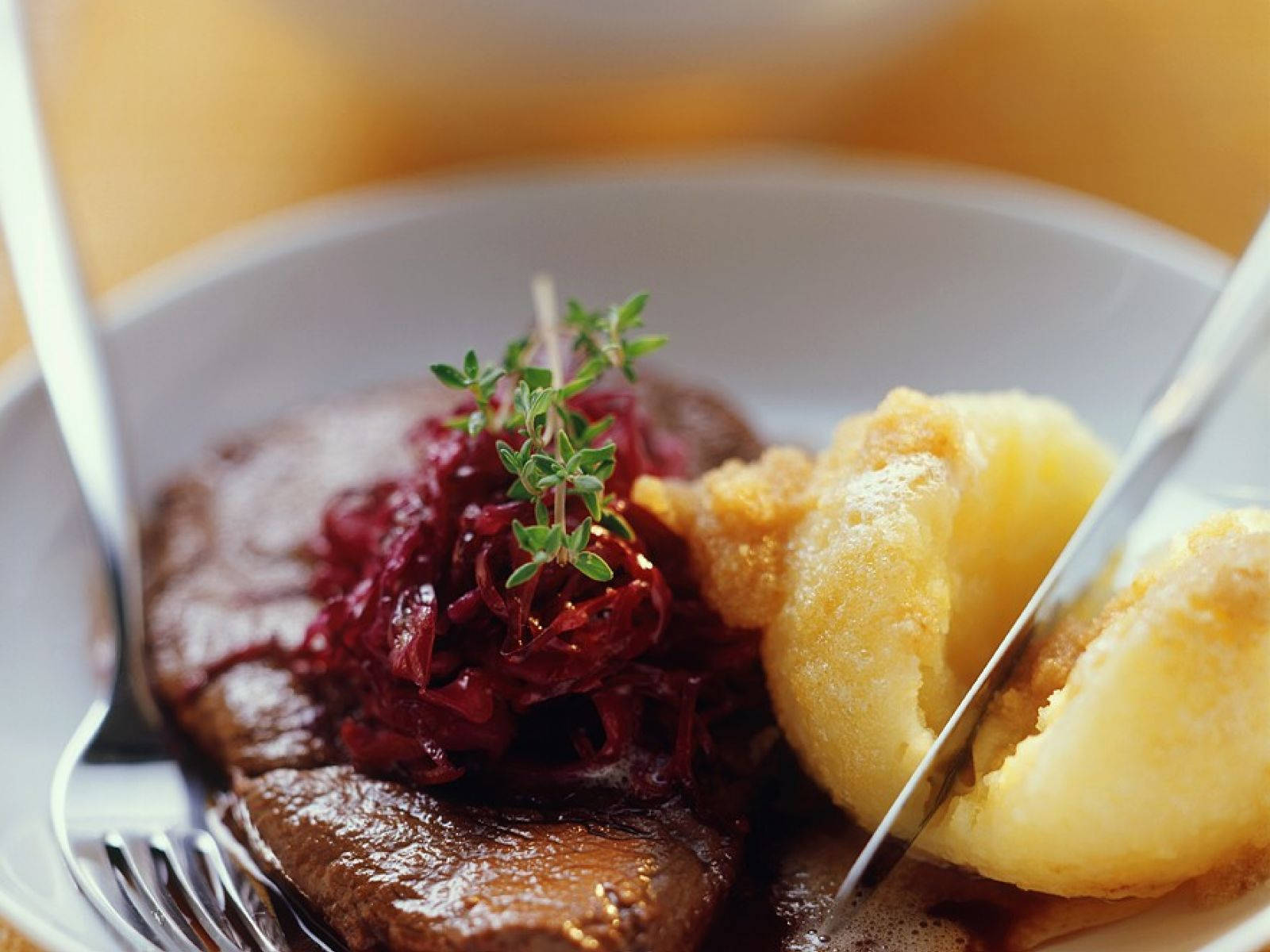 Sauerbraten, red cabbage, potato dumplings, HD Desktop Wallpaper