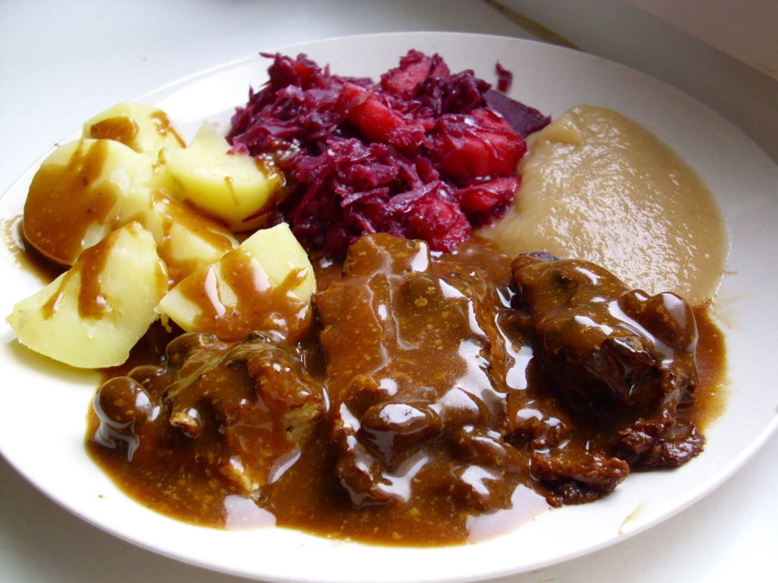 Sauerbraten, gravy, potatoes, HD Desktop Wallpaper