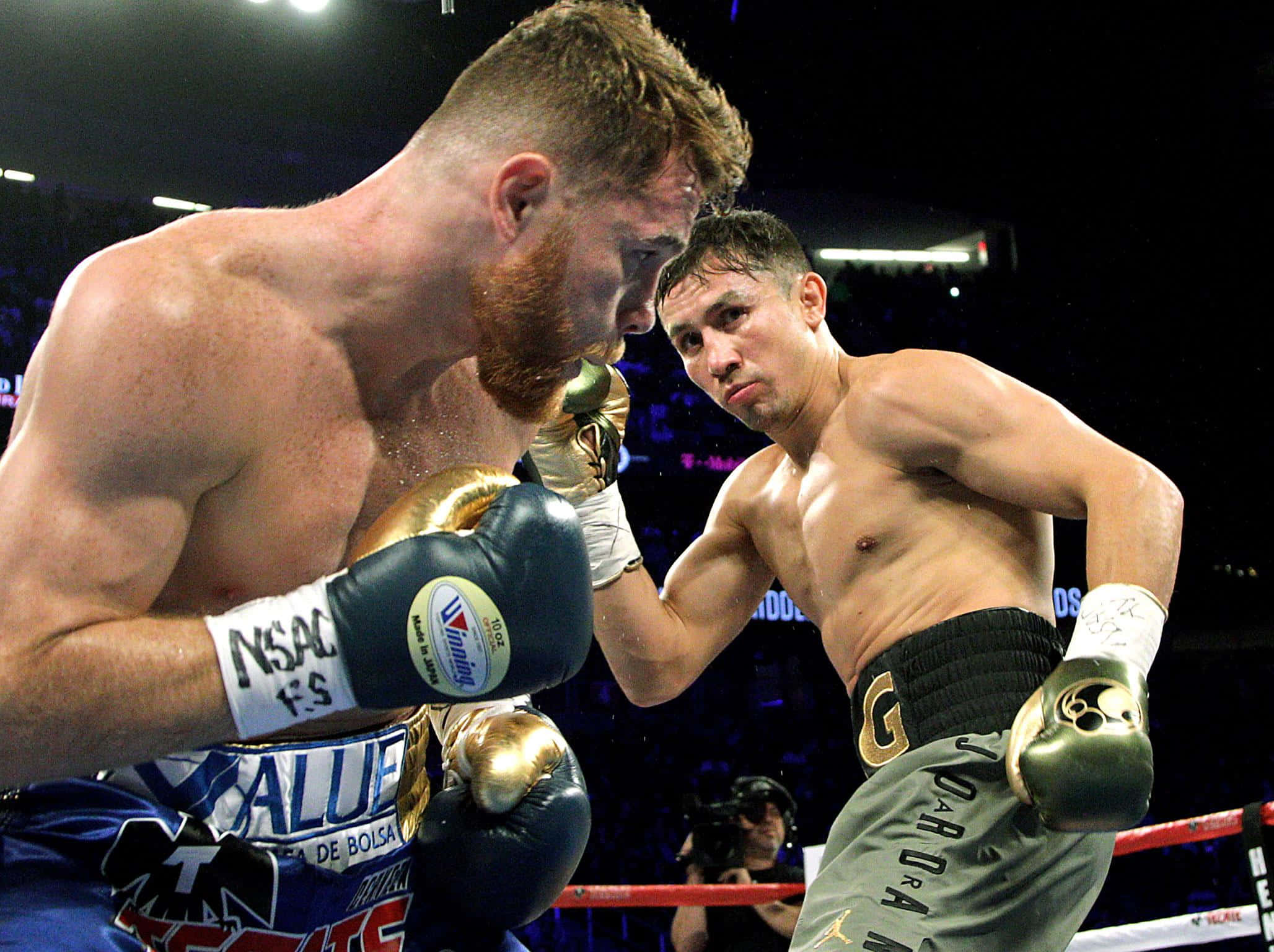 Saul Canelo Alvarez, defensive boxing stance, brightly lit ring, Full HD Desktop Wallpaper