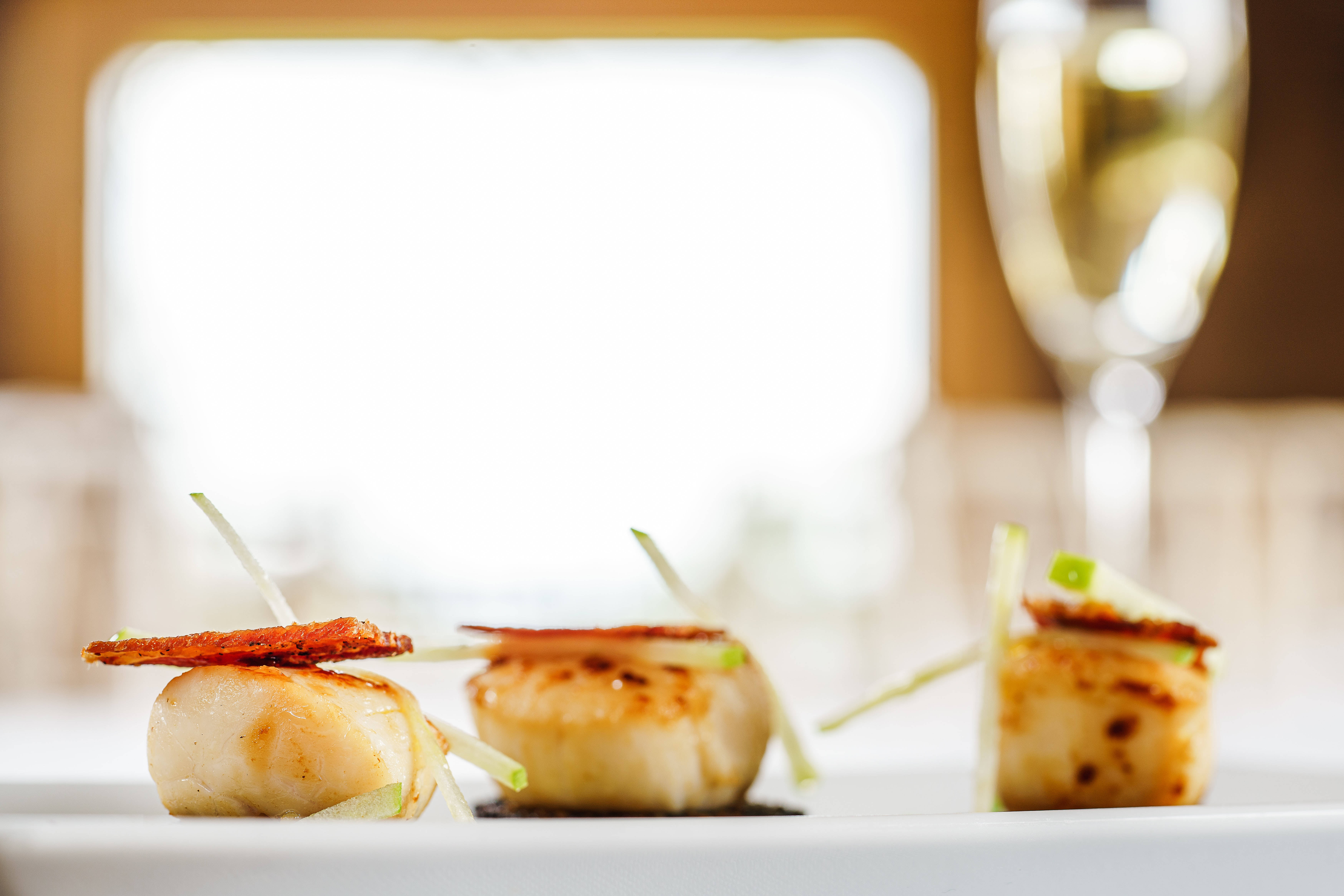 Scallops, fancy white table, crispy topping, 5K Desktop Wallpaper