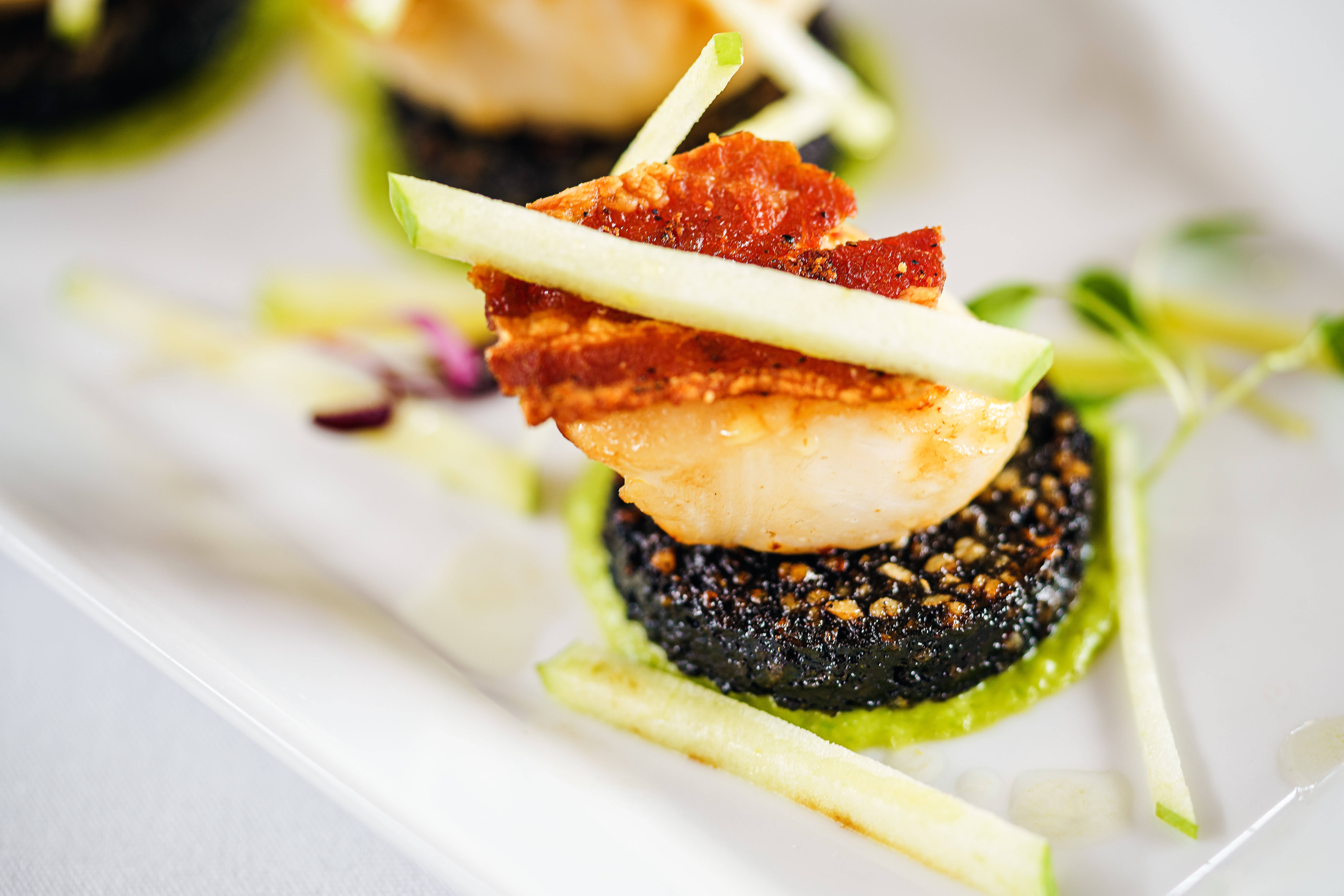 Scallops, bacon, green sauce, 5K Desktop Wallpaper