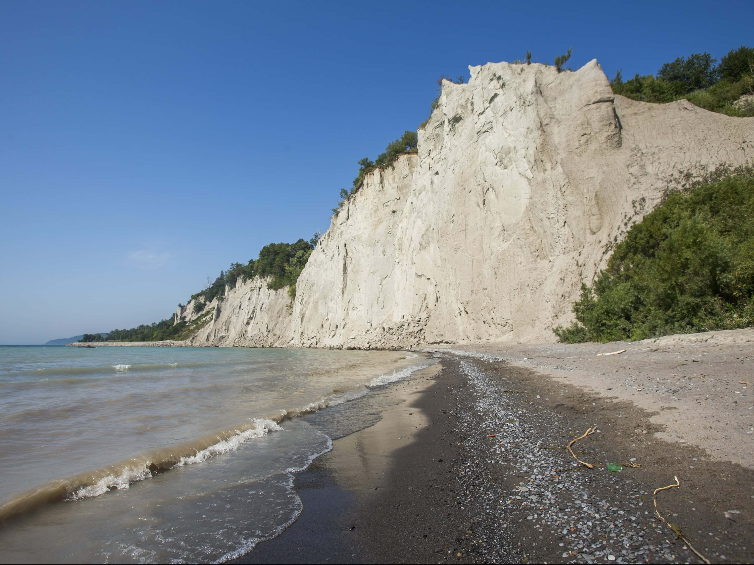 Scarborough Bluffs, shoreline view, dark sand, 2K Desktop Wallpaper