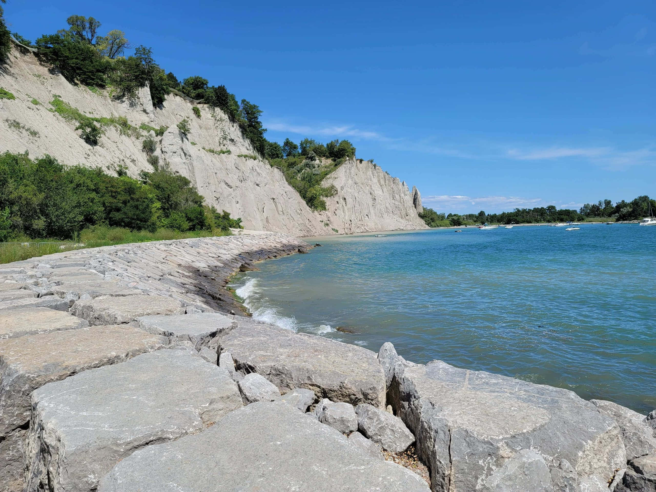 Scarborough Bluffs, lakeshore view, rocky lakeshore, 2K Desktop Wallpaper