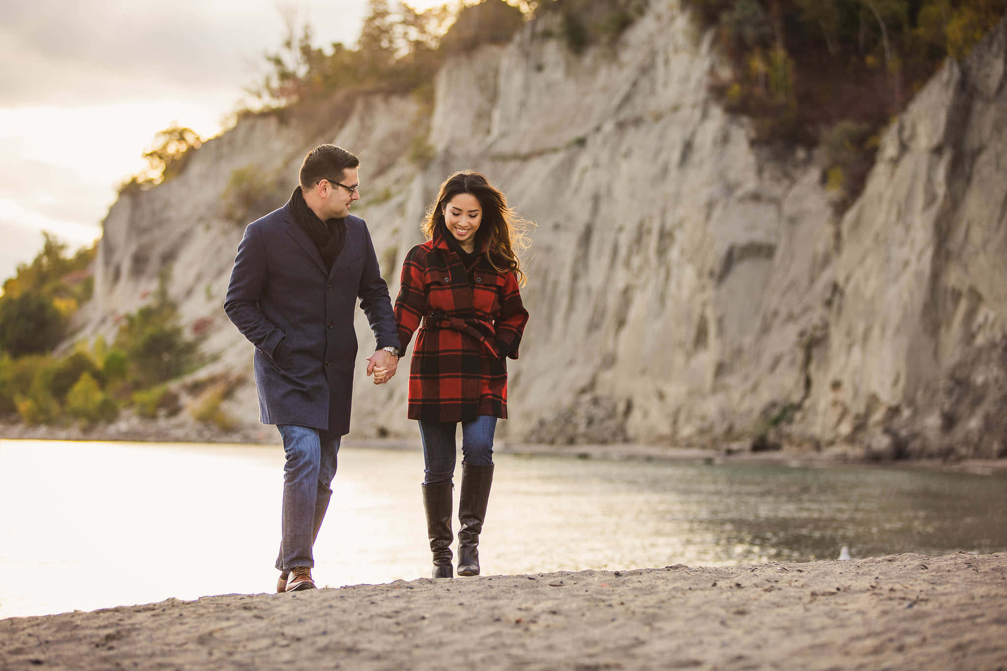 Scarborough Bluffs, couple walking, sandy shore, Full HD Desktop Wallpaper