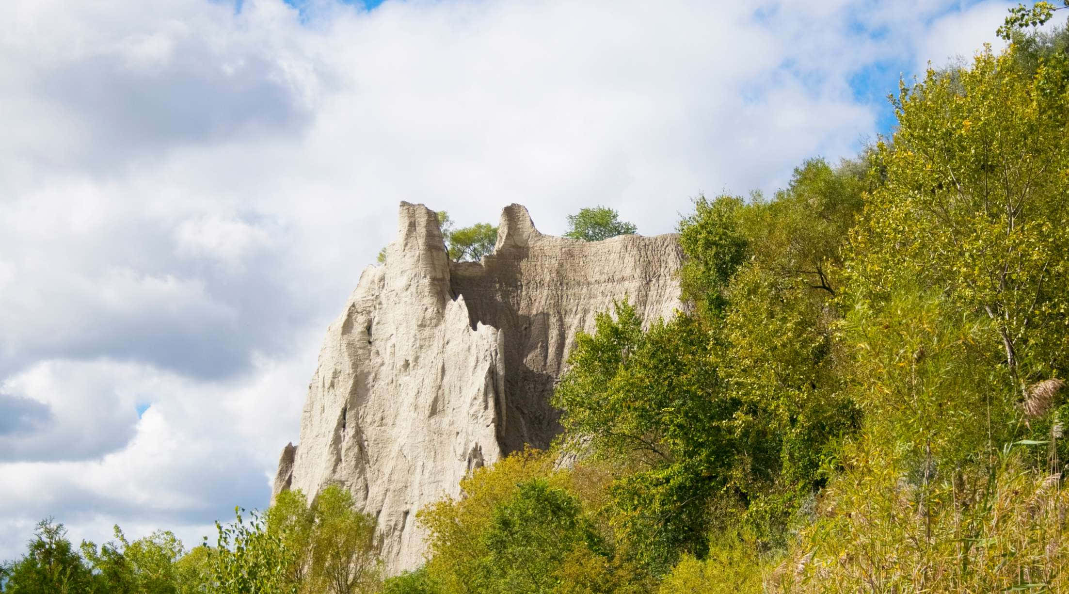 Scarborough Bluffs, white cliff, lush green trees, Full HD Desktop Wallpaper