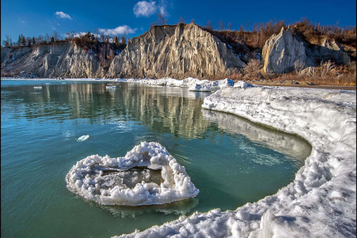 Scarborough Bluffs, heart-shaped ice formation, calm turquoise lake, HD Desktop Wallpaper