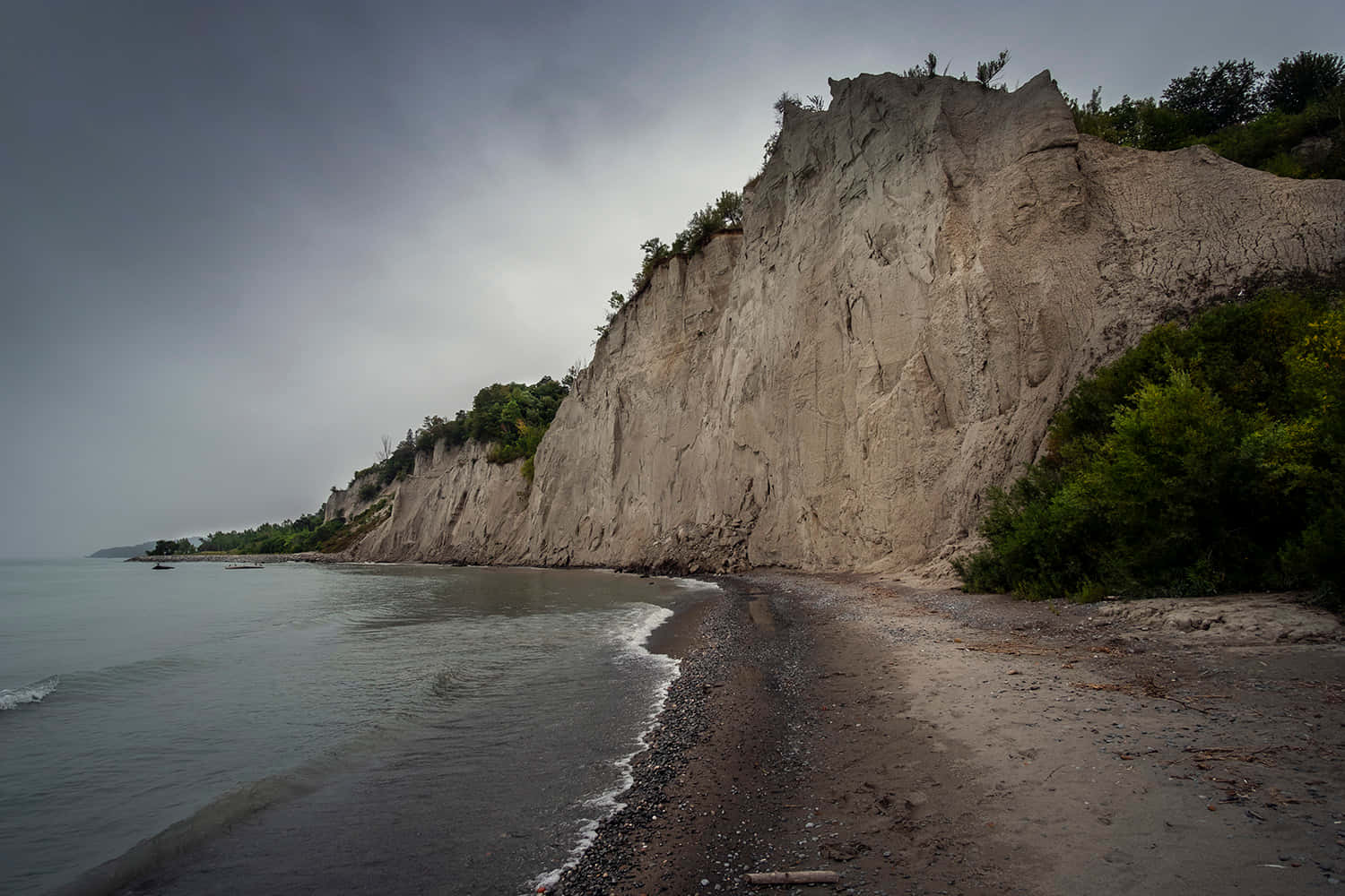 Scarborough Bluffs, gray cliff face, dark pebble beach, HD Desktop Wallpaper