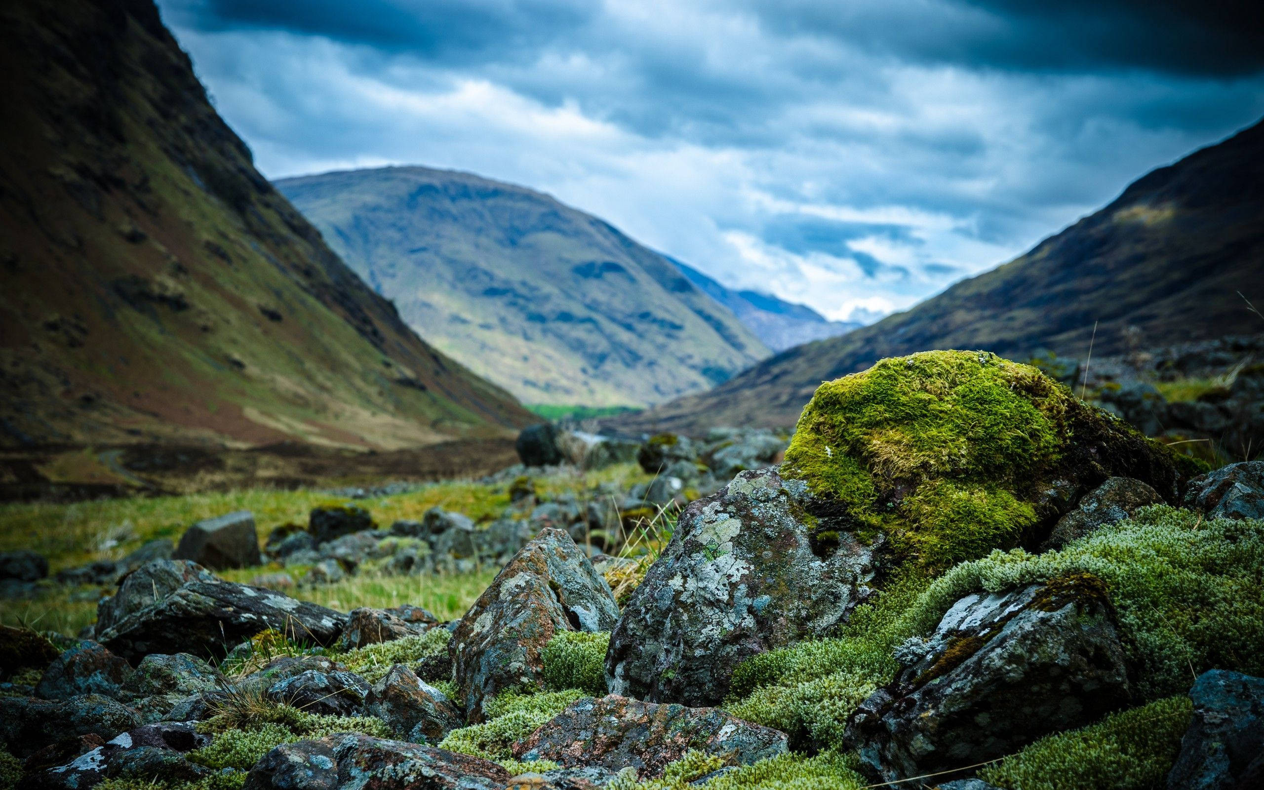 Scotland, mountain valley, mossy rocks, 2K Desktop Wallpaper