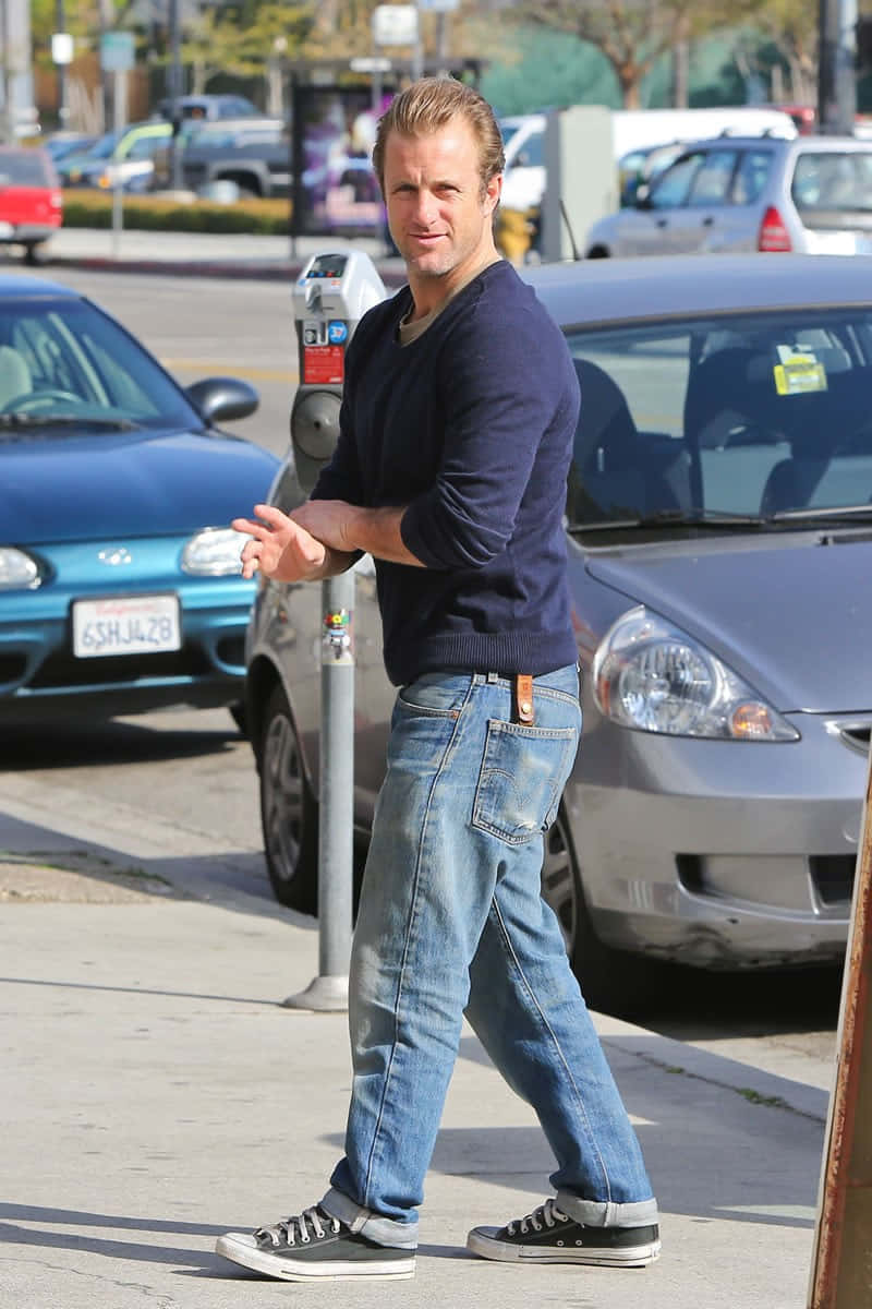 Scott Caan, navy sweater, jeans, SD Phone Wallpaper