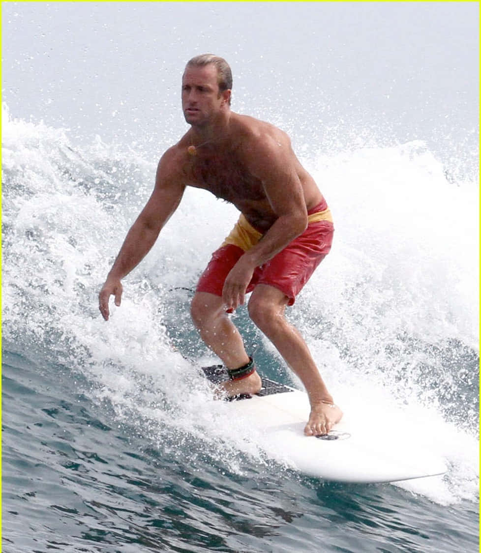 Scott Caan, red shorts, white surfboard, SD Phone Wallpaper