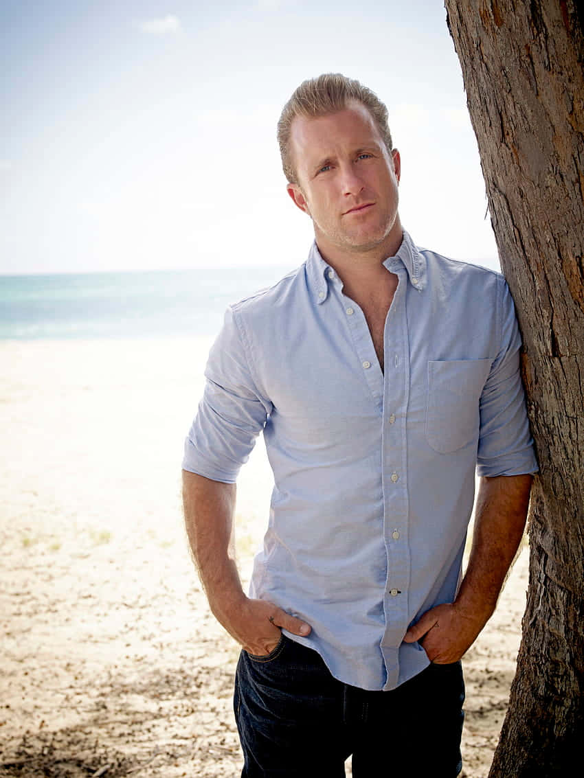 Scott Caan, light blue shirt, tree trunk, SD Phone Wallpaper