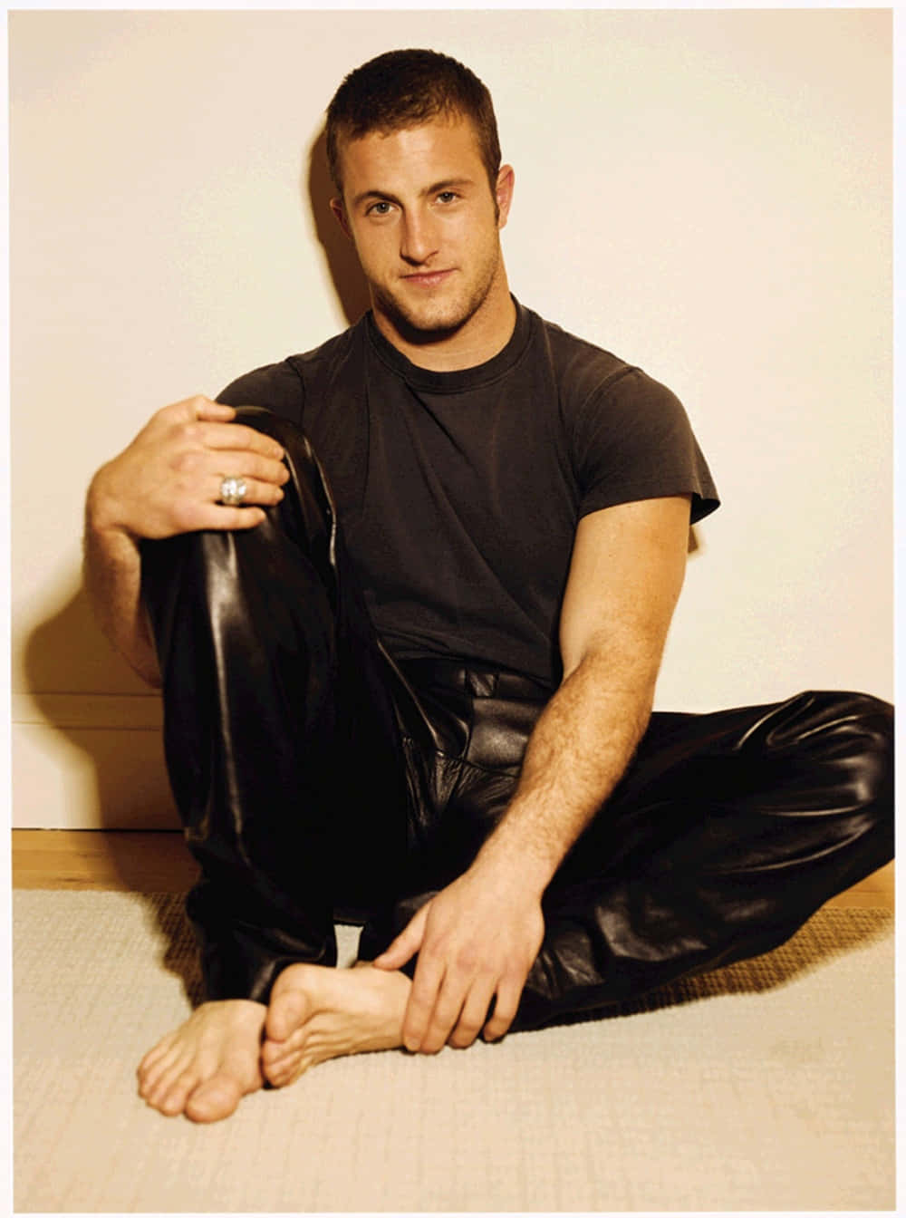 Scott Caan, black leather pants, beige rug, HD Phone Wallpaper