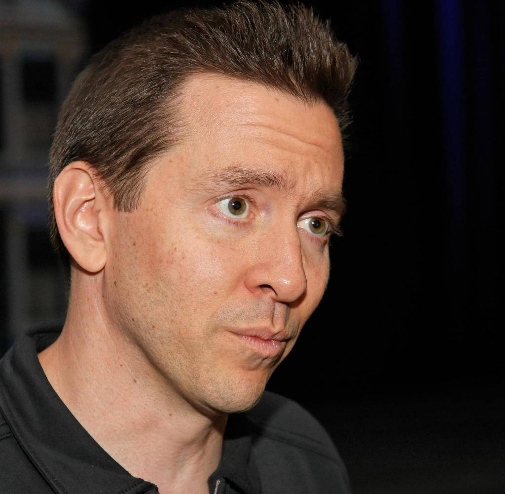 Scott Forstall, brown hair, green eyes, SD Desktop Wallpaper