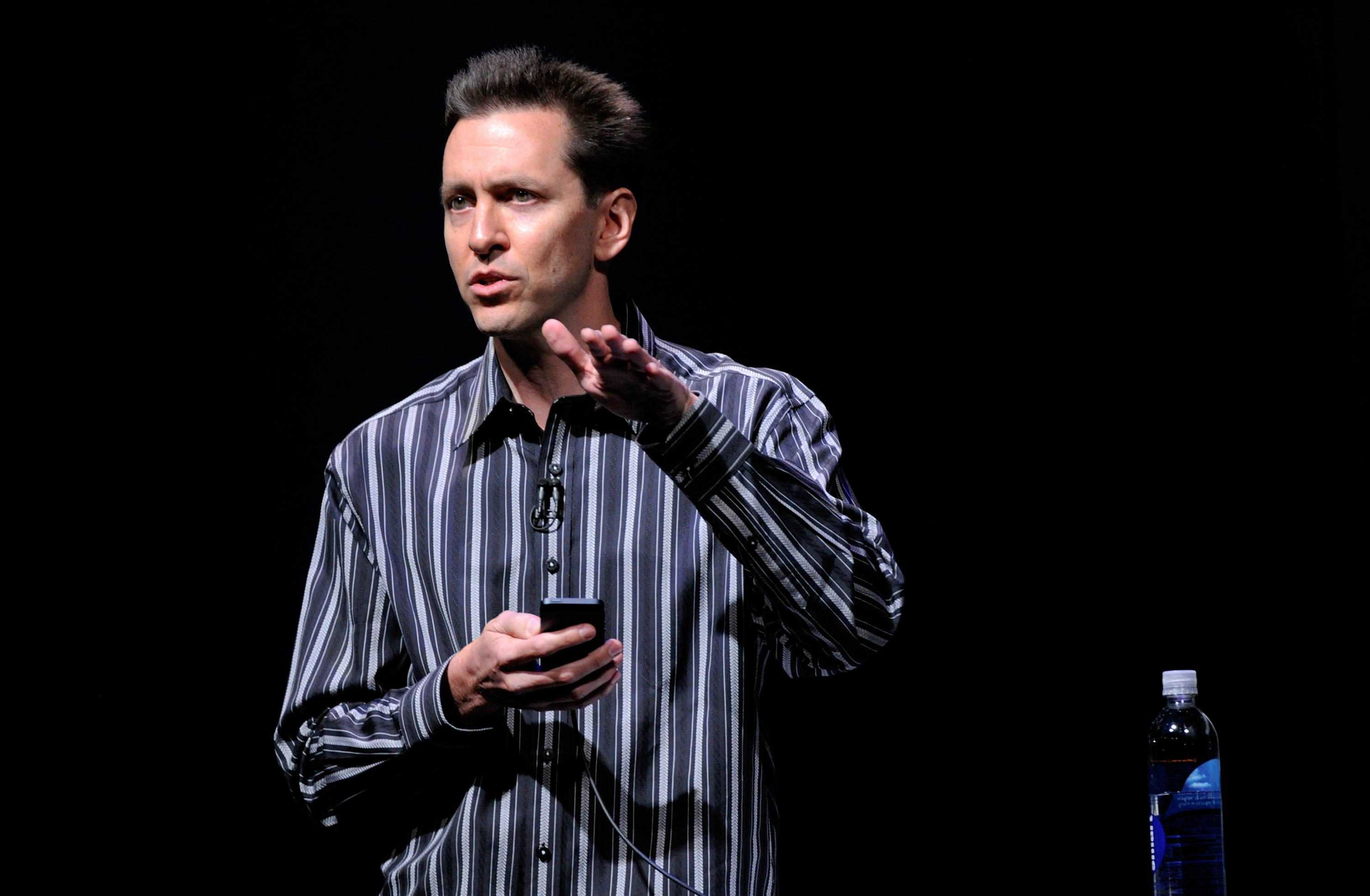 Scott Forstall, striped shirt, microphone, 2K Desktop Wallpaper