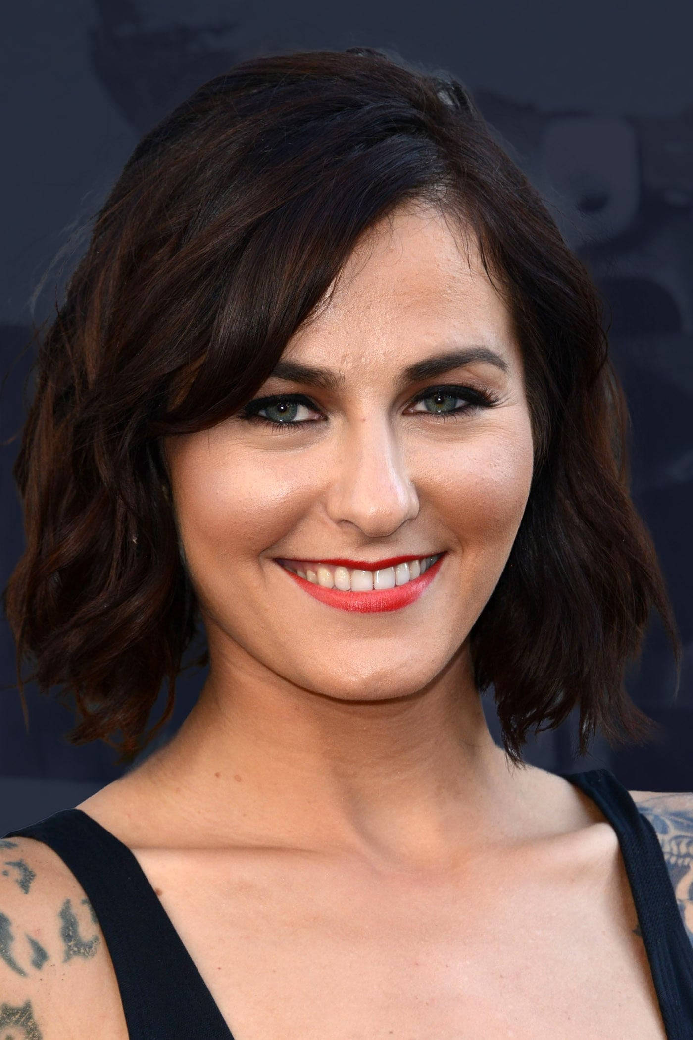 Scout Taylor-Compton, dark wavy bob hair, bright red lipstick, Full HD Phone Wallpaper